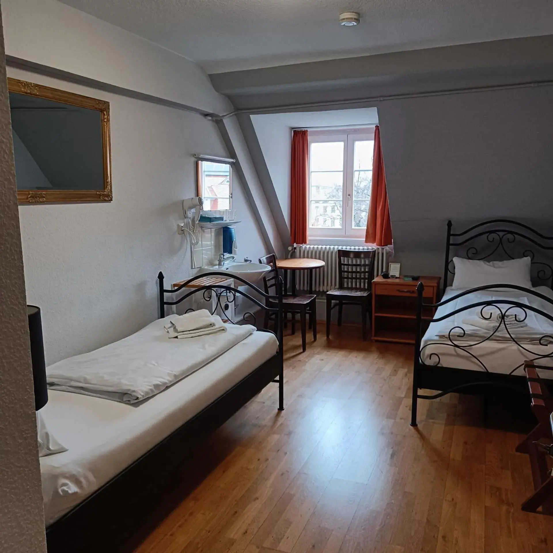 Twin Room with Shared Bathroom - single occupancy in Hotel Gasthaus Schützen Twin Room with Shared Bathroom - single occupancy in Hotel Gasthaus Schützen