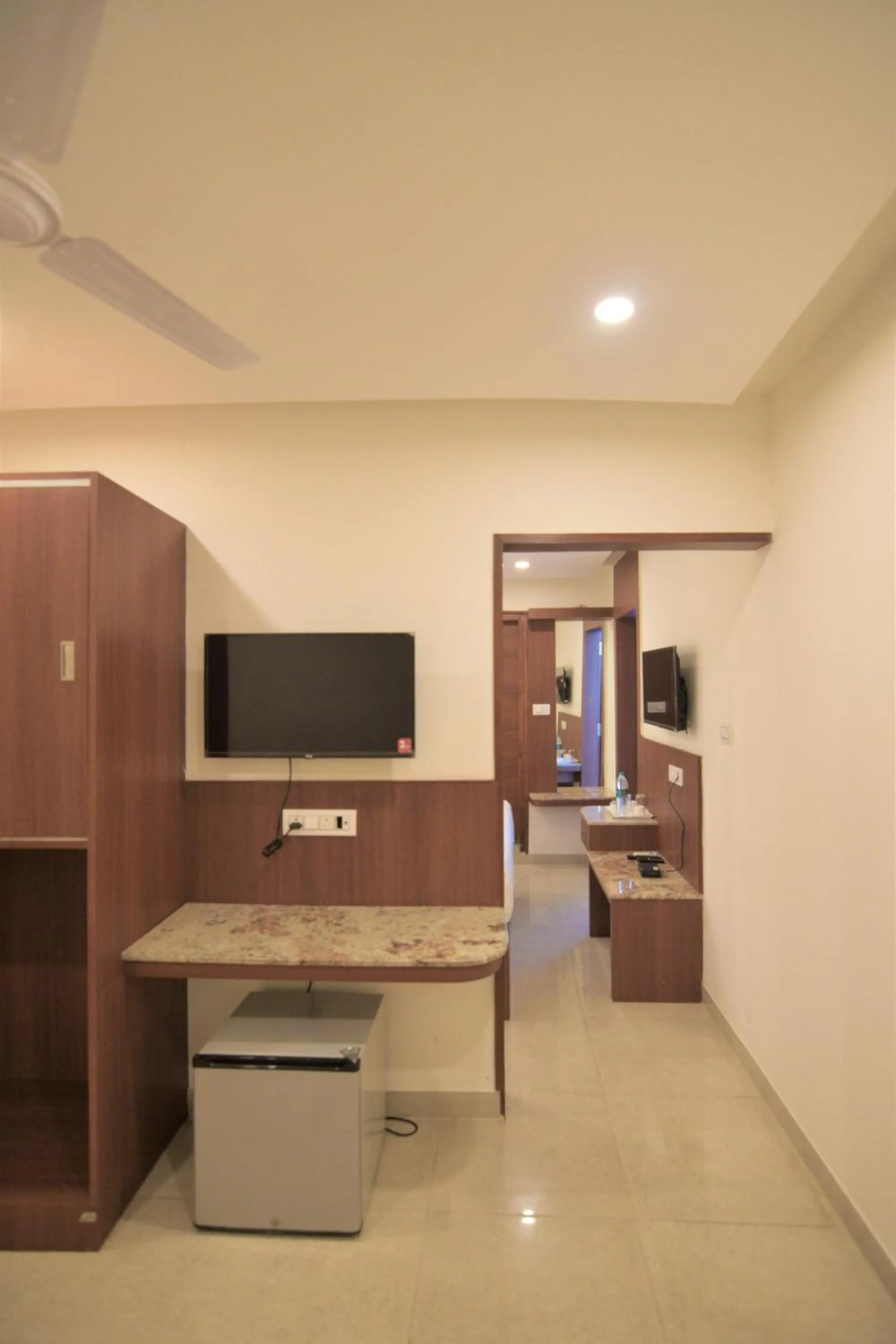 wardrobe in Hotel Dasya - Formerly Nice Stay The Business Hotel