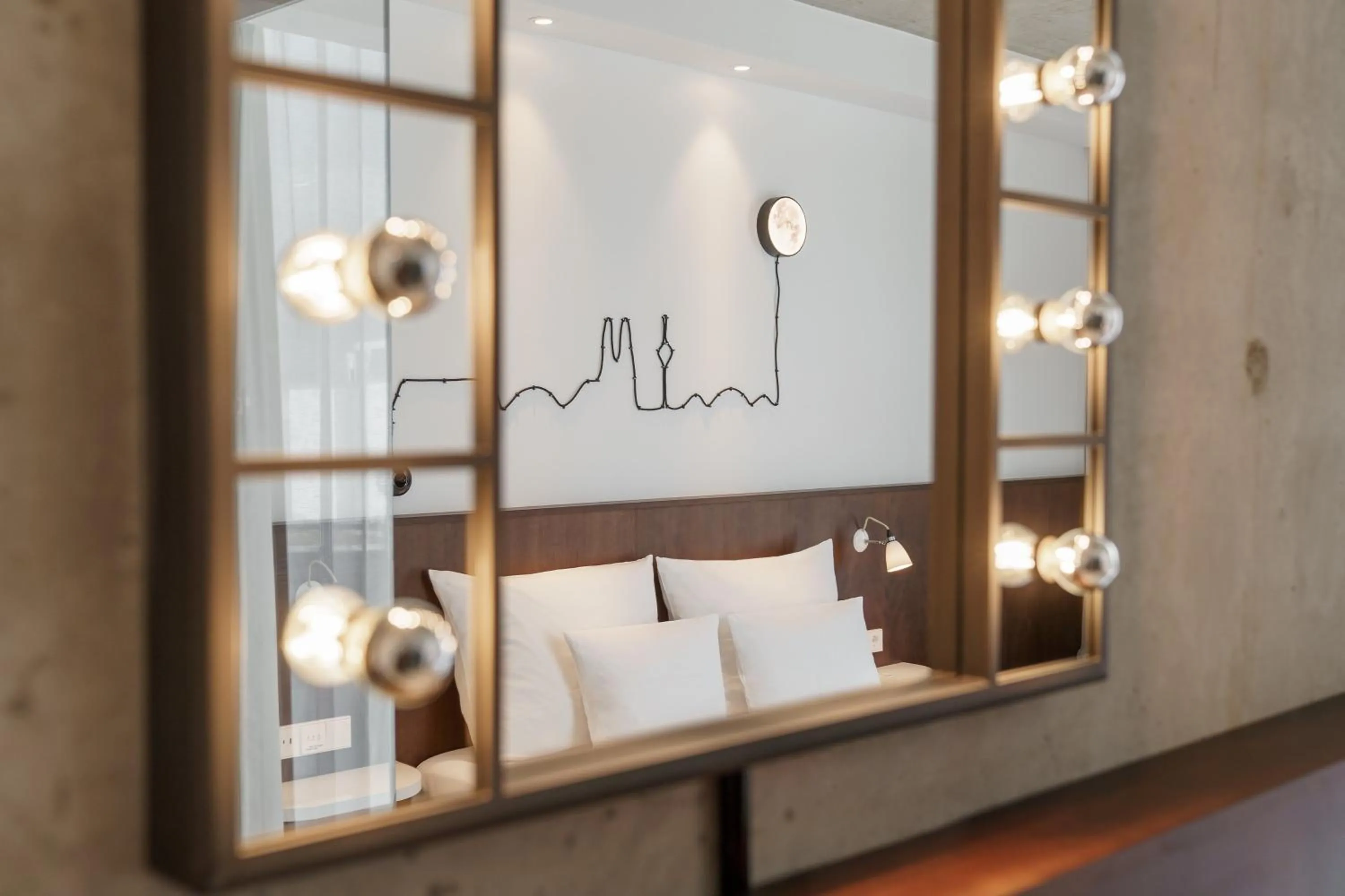 Bathroom, Bed in Ruby Ella Hotel Cologne