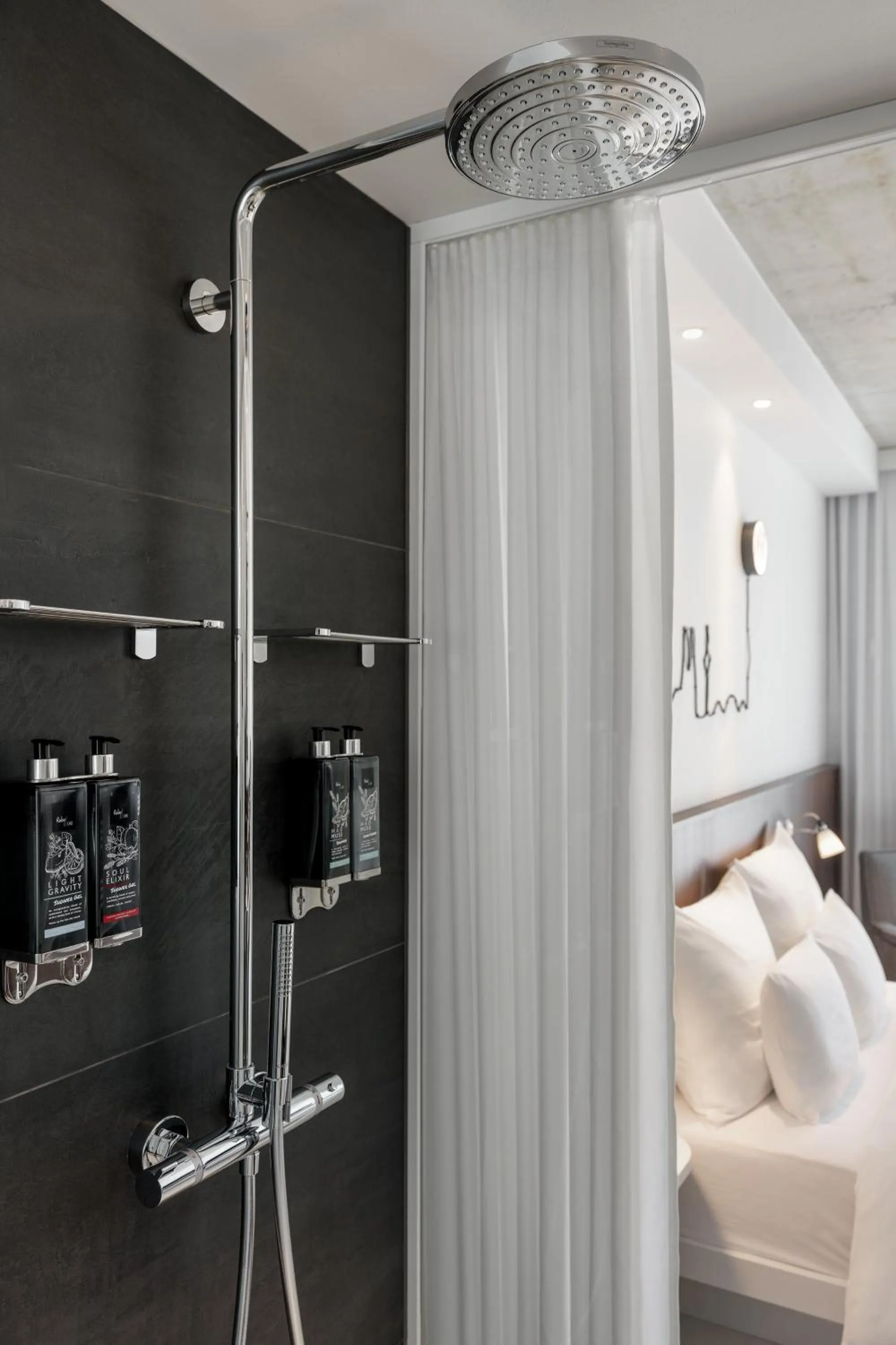 Bathroom, Bed in Ruby Ella Hotel Cologne