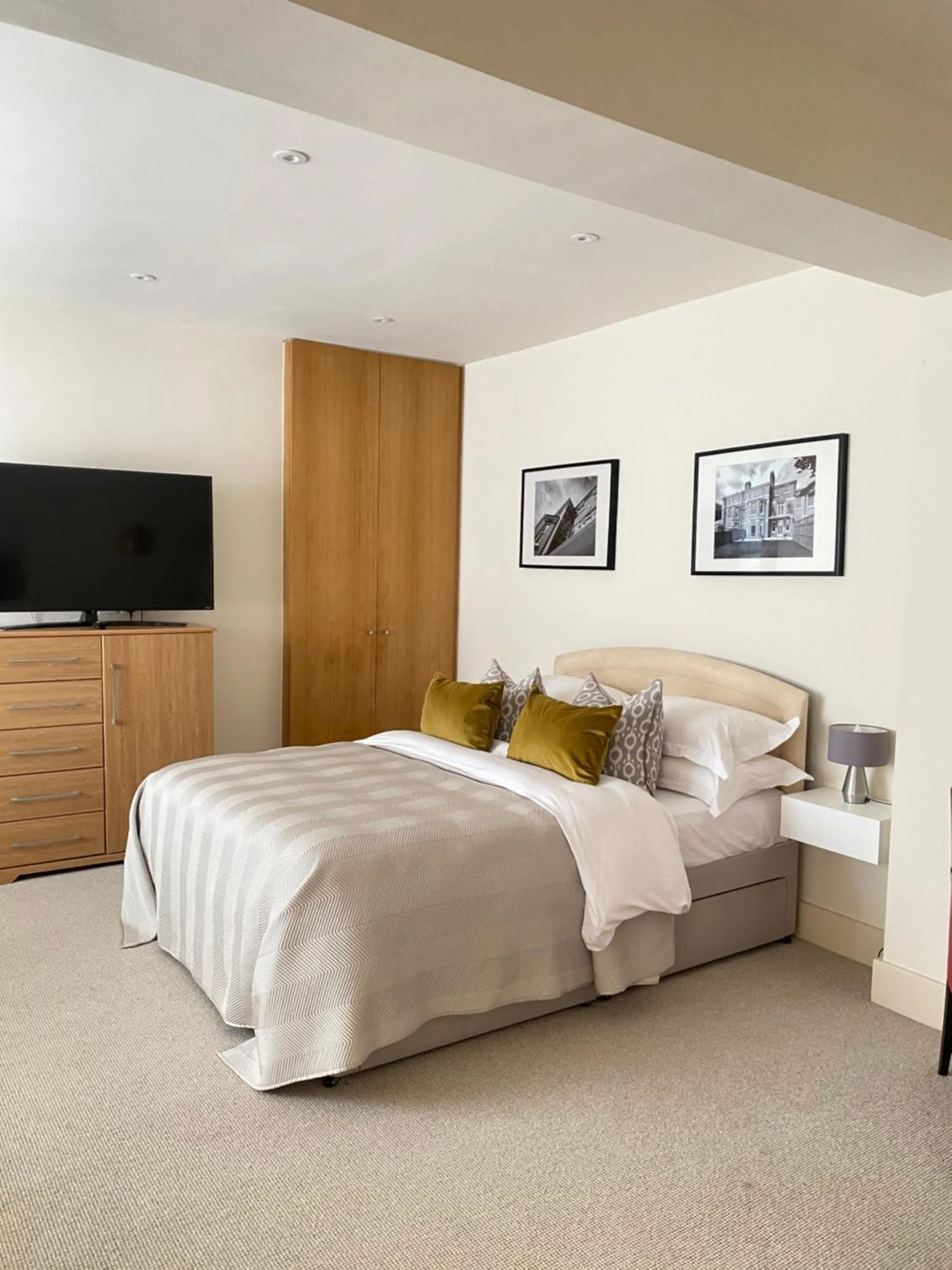 TV and multimedia, Bed in Belgravia Apartments