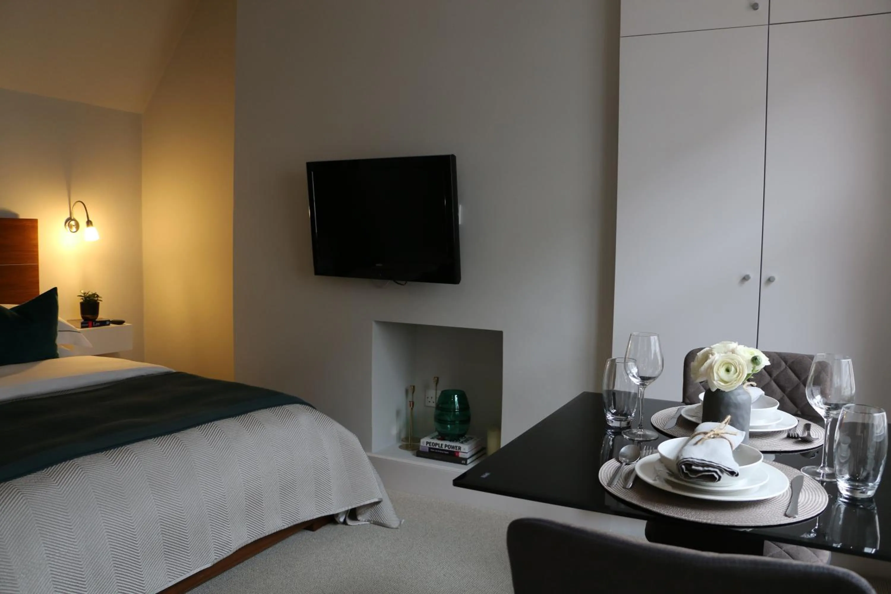 TV and multimedia, Bed in Belgravia Apartments