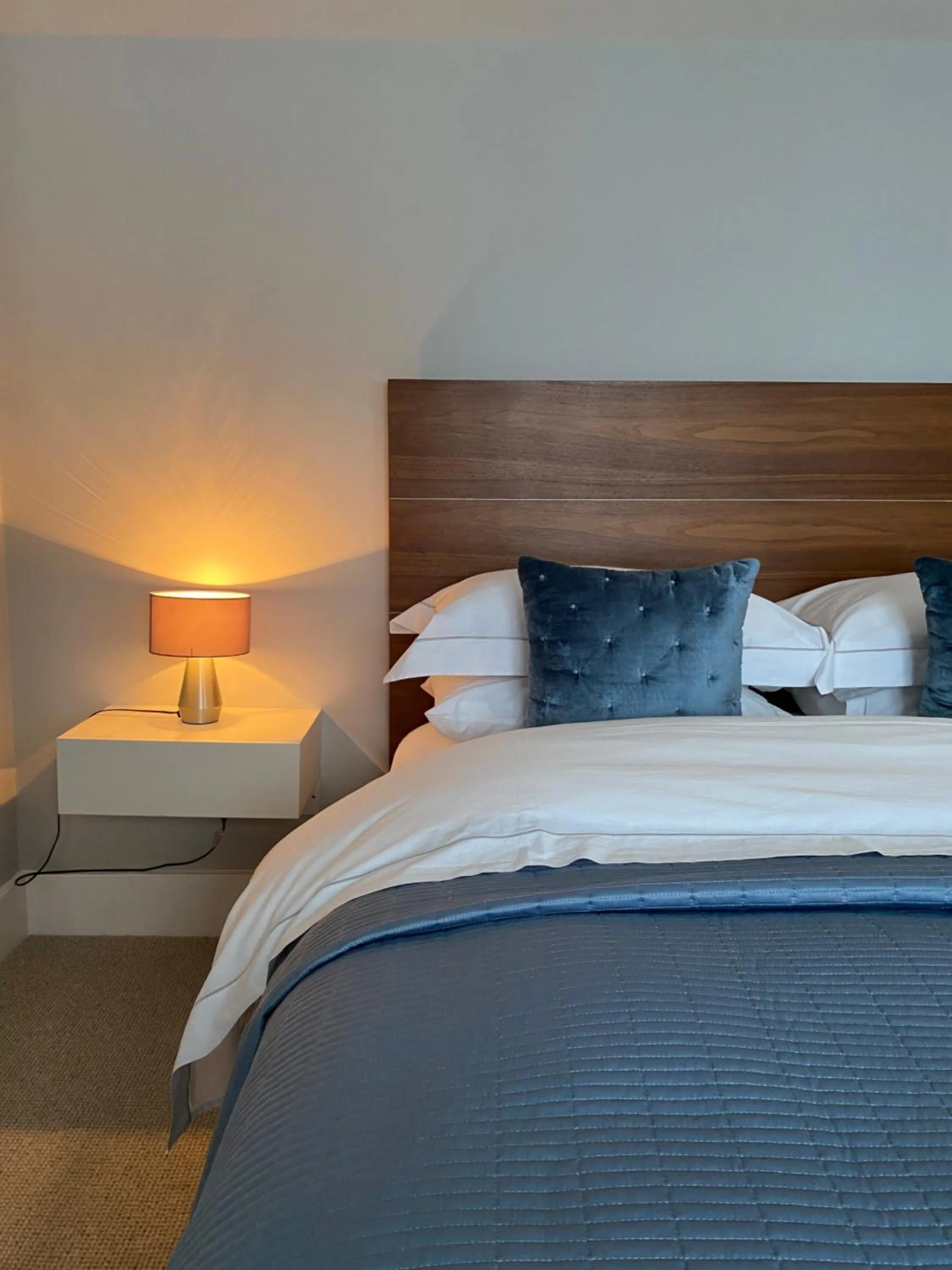 Toilet, Bed in Belgravia Apartments