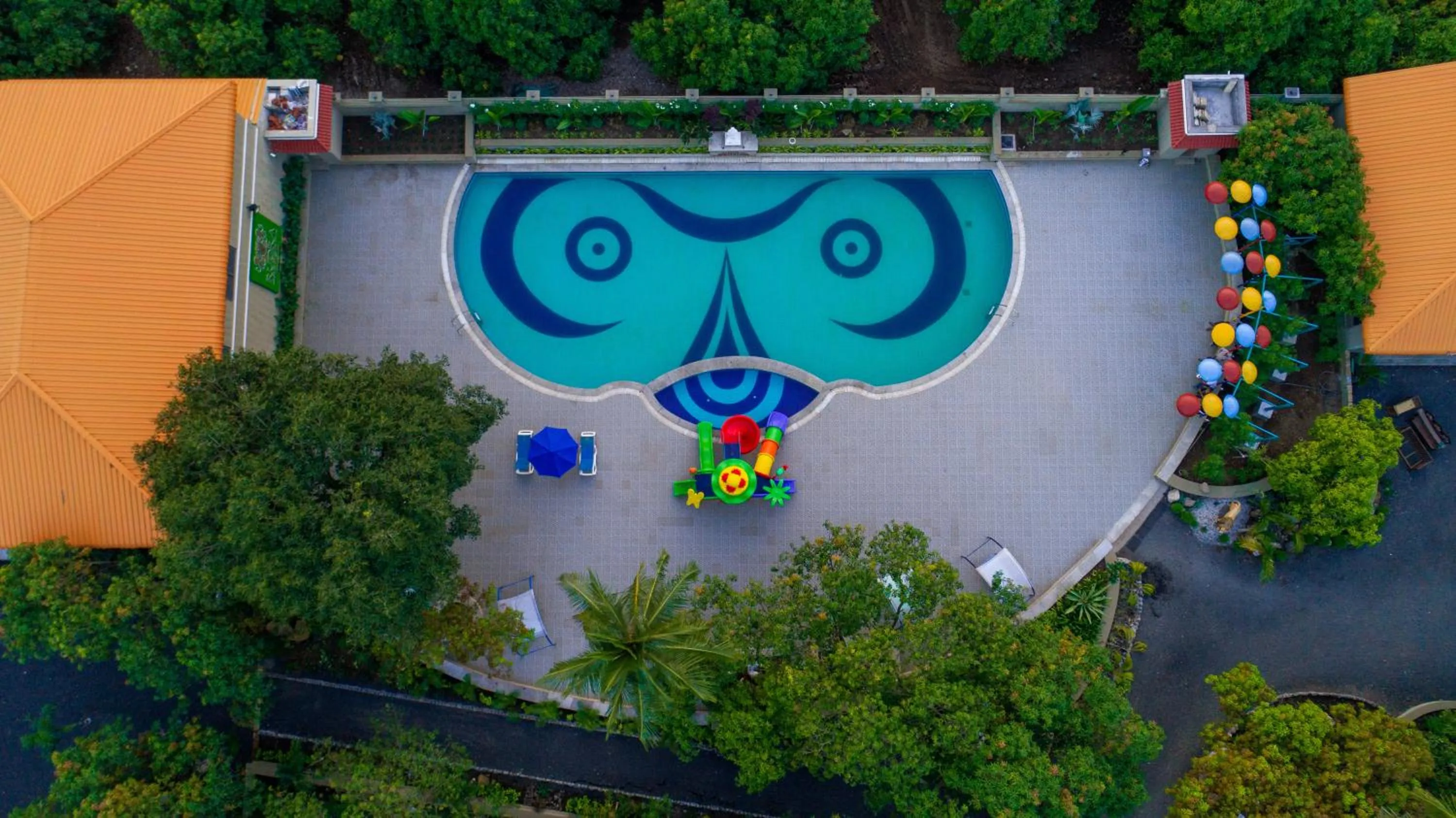 Pool view in Sterling Gir