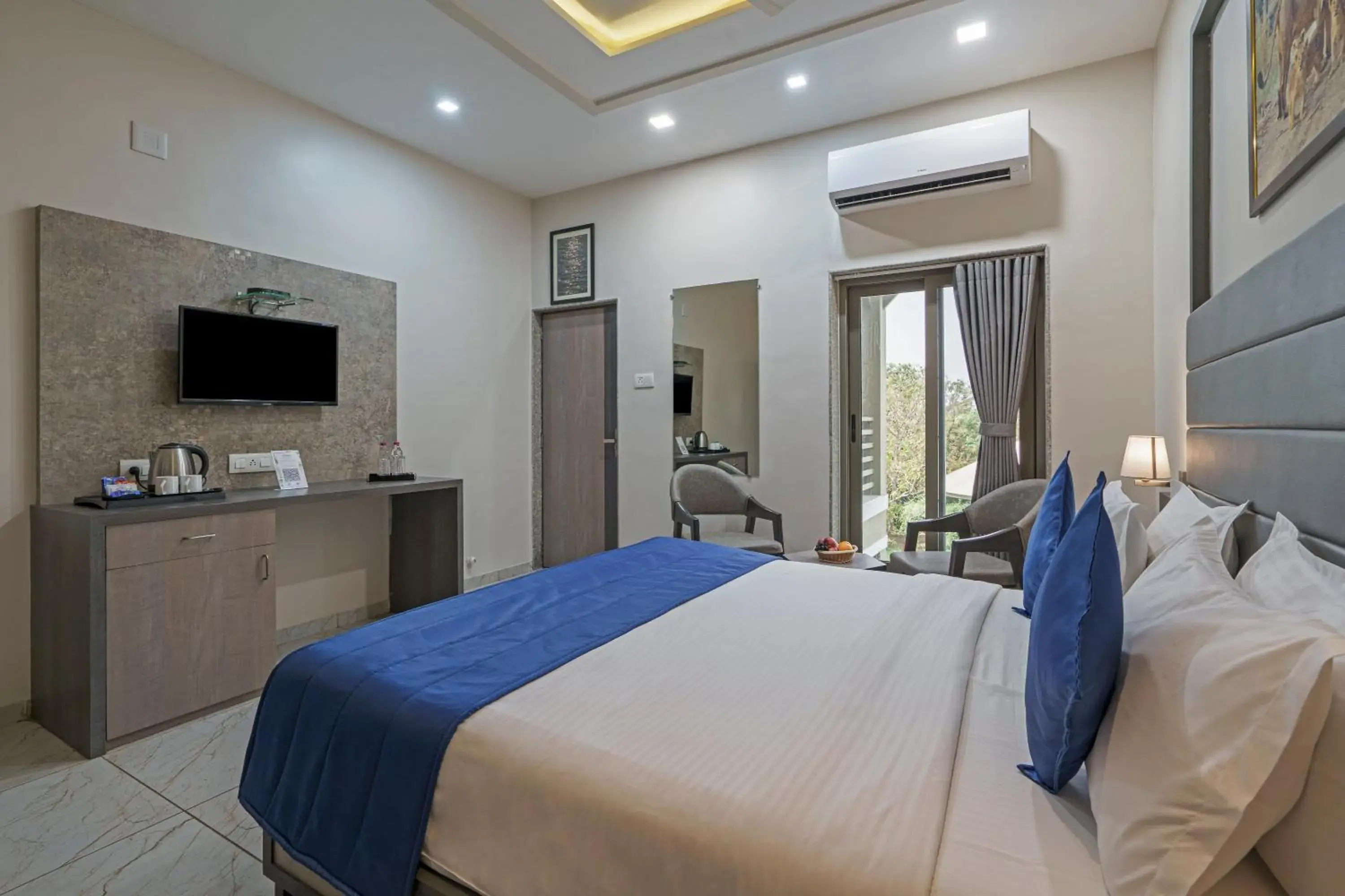 Bedroom, Bed in Sterling Gir Bedroom, Bed in Sterling Gir