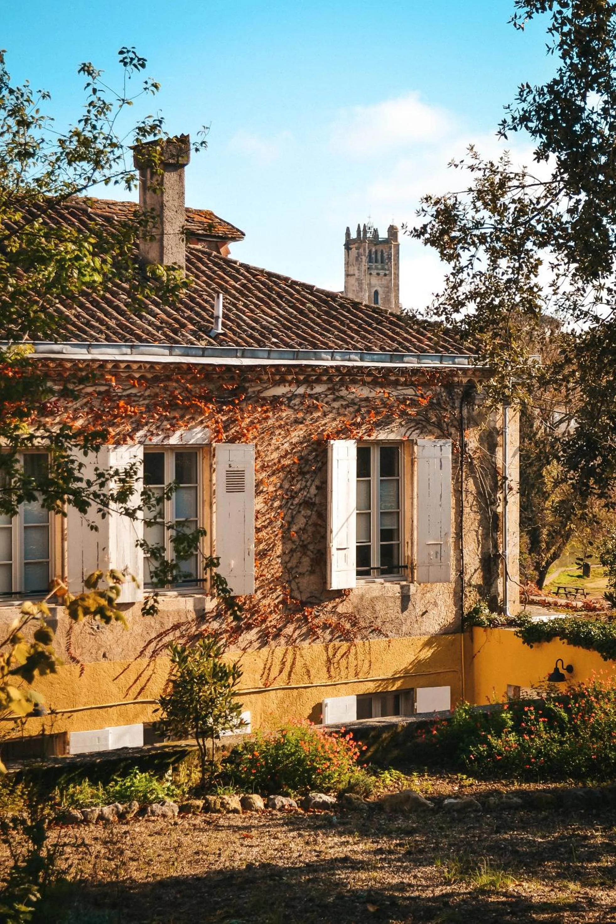 Property building in Le Chai