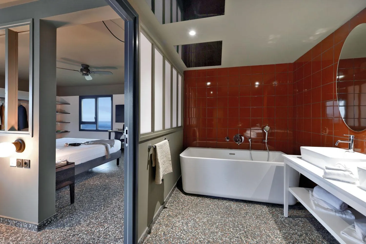 Bathroom, Bed in DINA MORGABINE SAINT DENIS