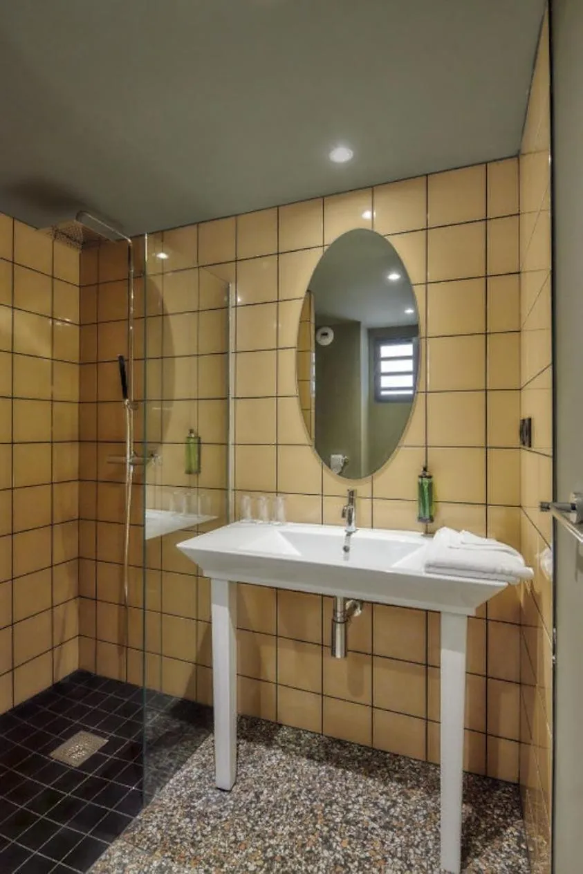 Shower in DINA MORGABINE SAINT DENIS