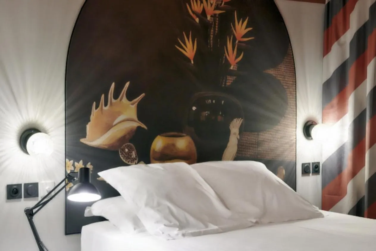 Bed in DINA MORGABINE SAINT DENIS