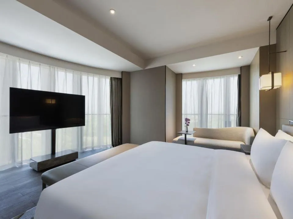 Bed in Grand Mercure Shanghai Lingang