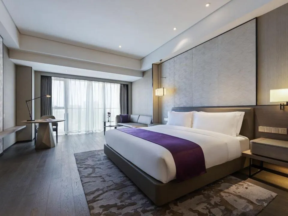 Bed in Grand Mercure Shanghai Lingang