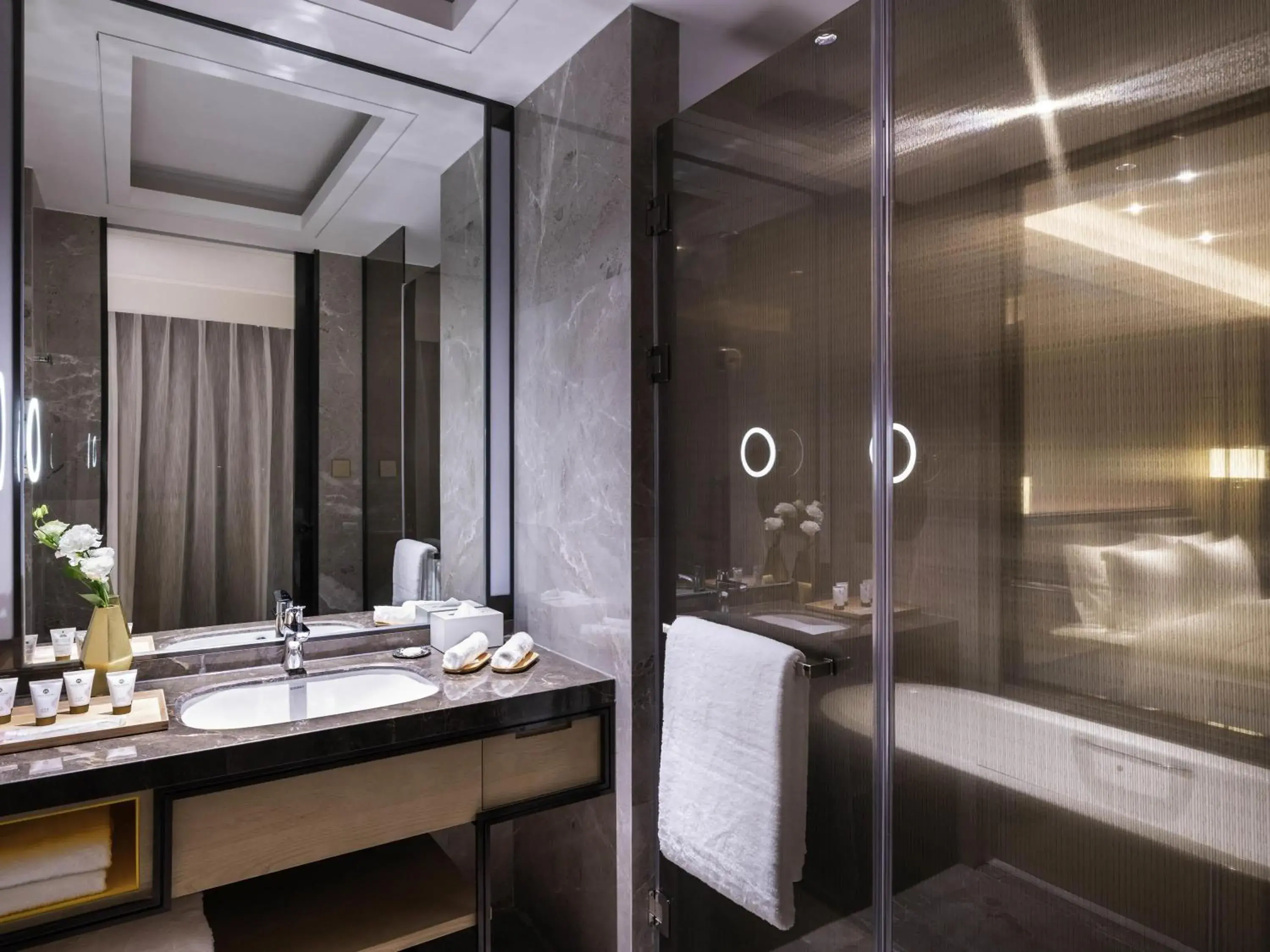 Bedroom in Grand Mercure Shanghai Lingang Bedroom in Grand Mercure Shanghai Lingang