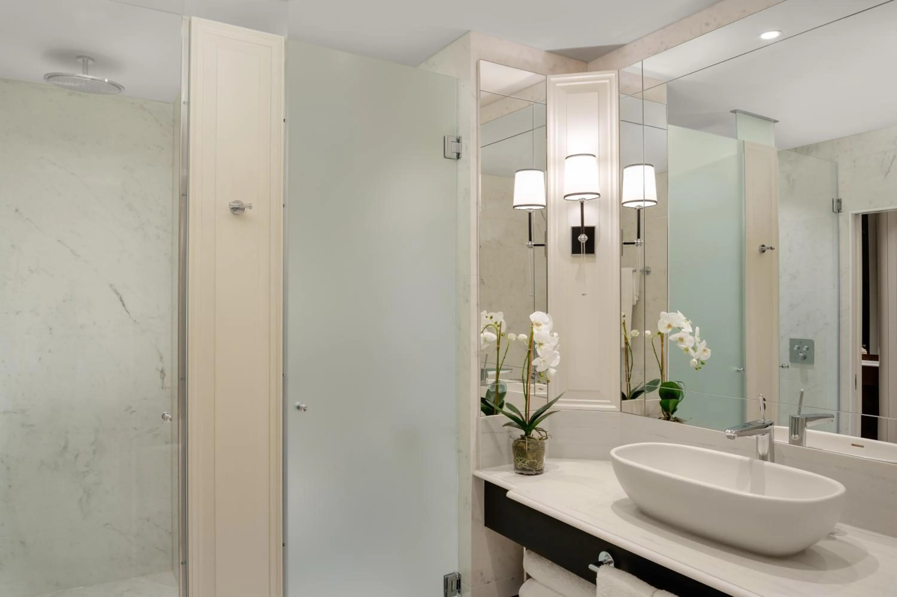 Shower in Fairmont Windsor Park