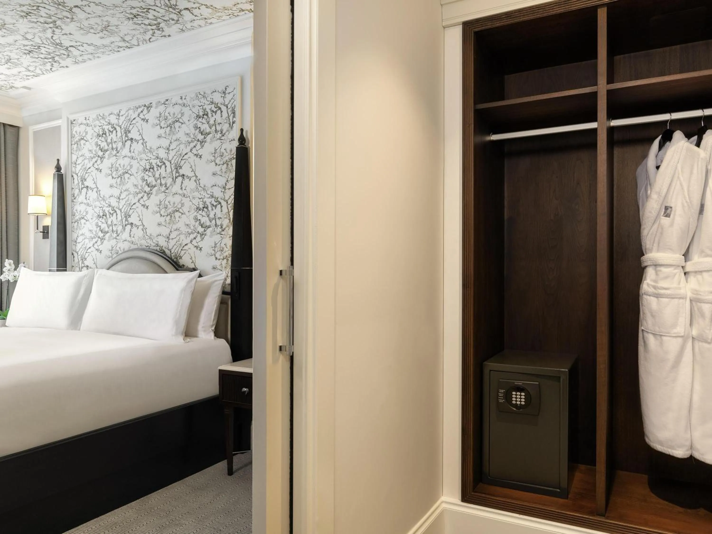 Bedroom, Bed in Fairmont Windsor Park