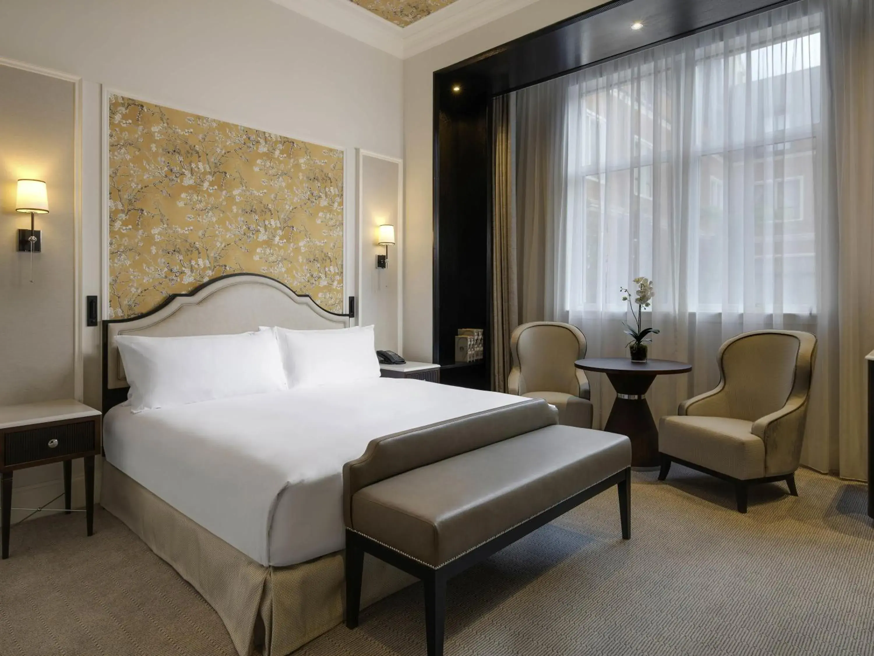 Bedroom, Bed in Fairmont Windsor Park Bedroom, Bed in Fairmont Windsor Park