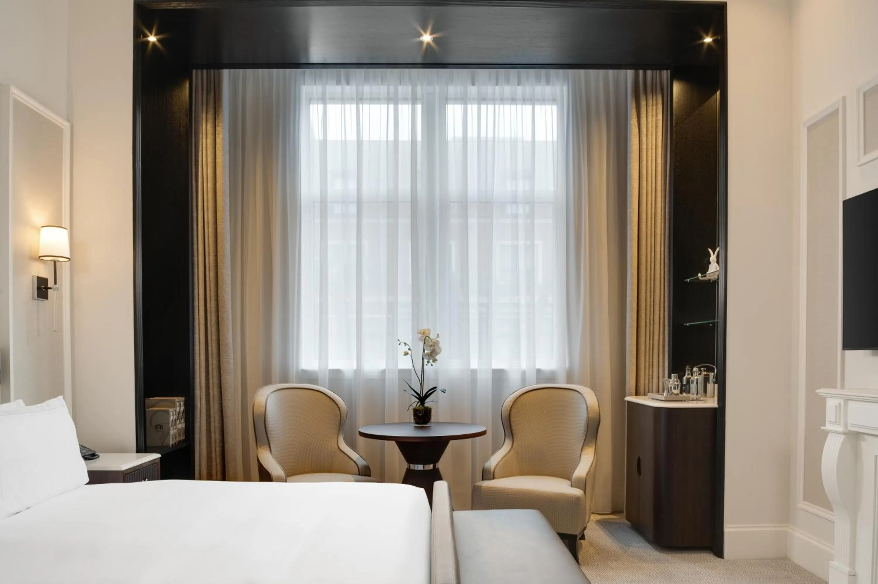 Bedroom, Bed in Fairmont Windsor Park