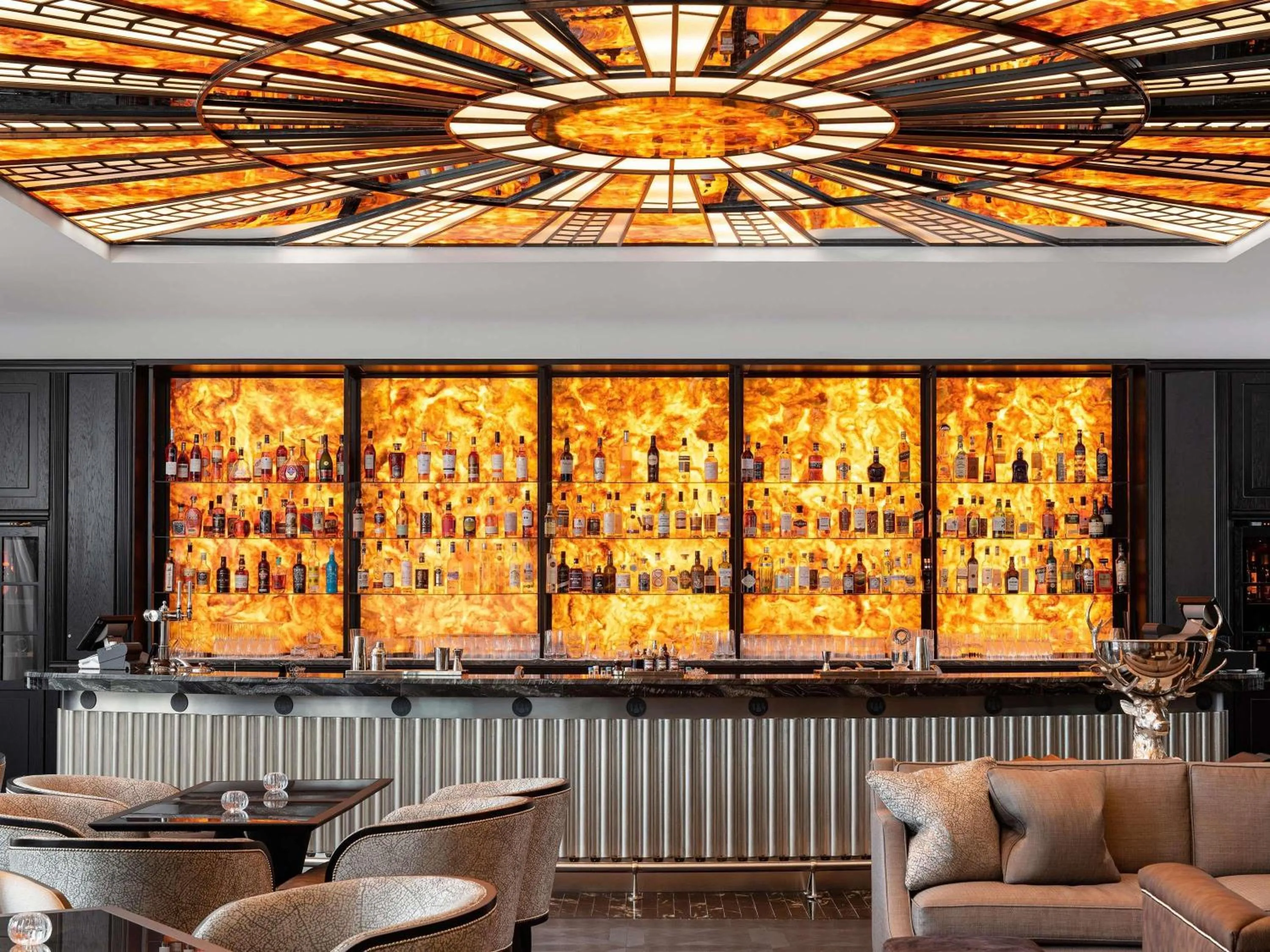 Lounge or bar in Fairmont Windsor Park