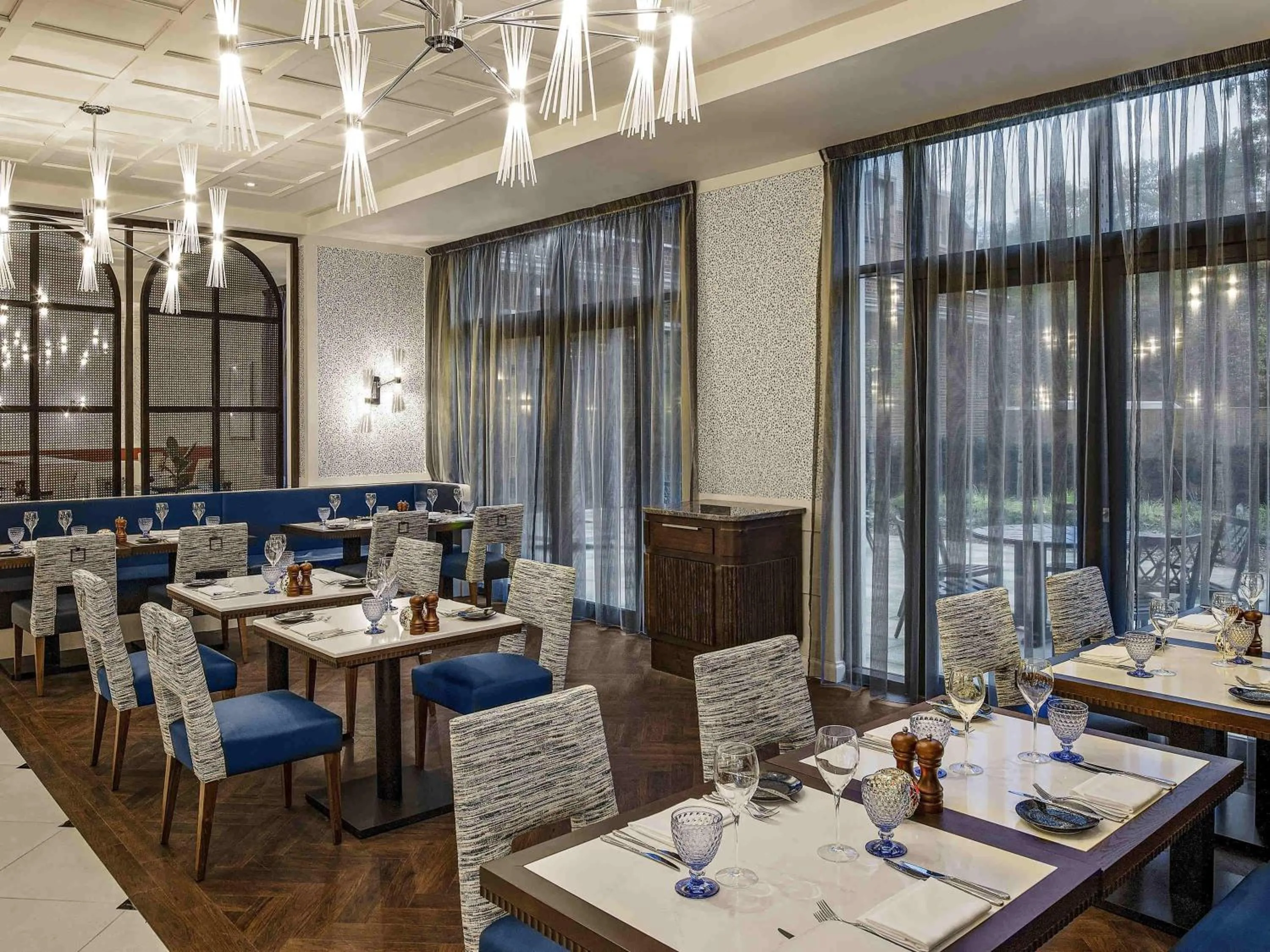 Restaurant/places to eat in Fairmont Windsor Park