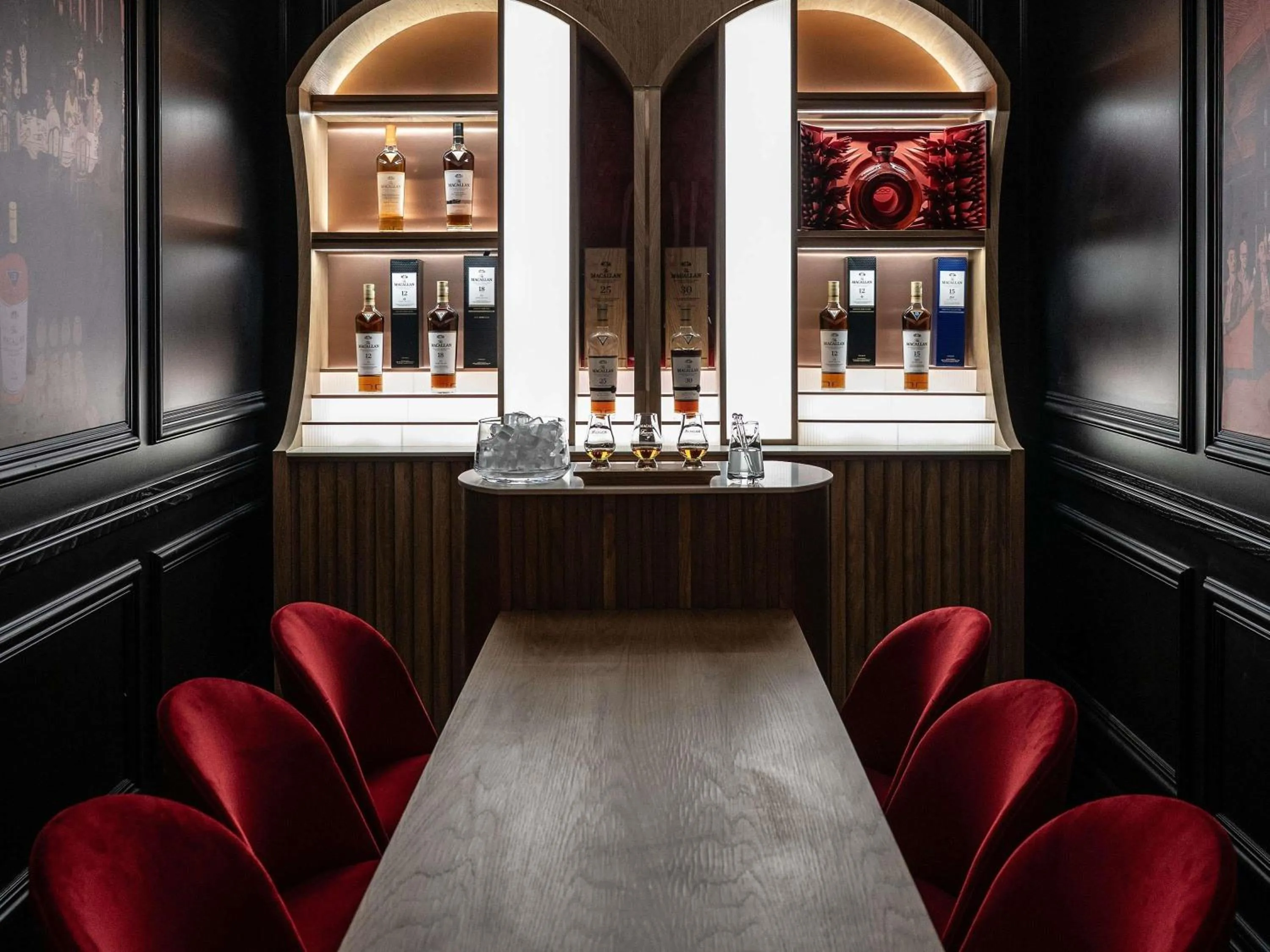 Lounge or bar in Fairmont Windsor Park