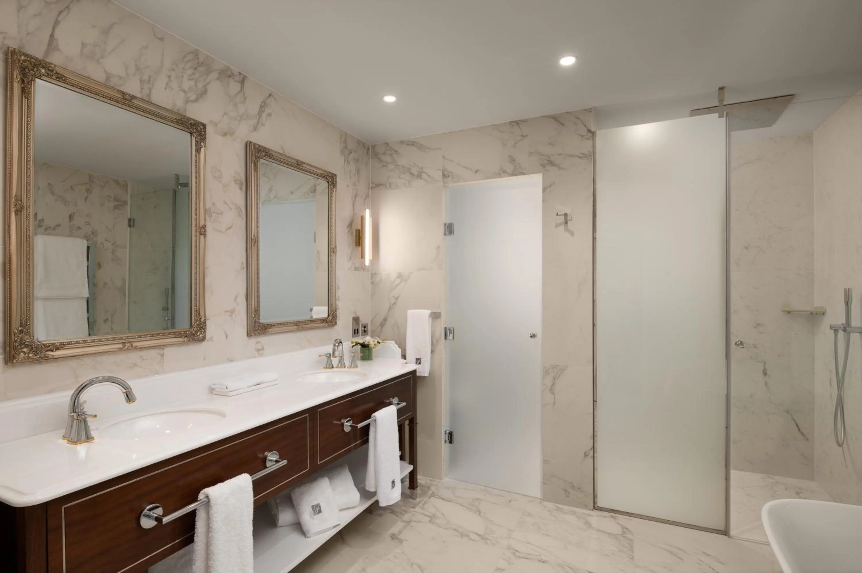 Shower in Fairmont Windsor Park