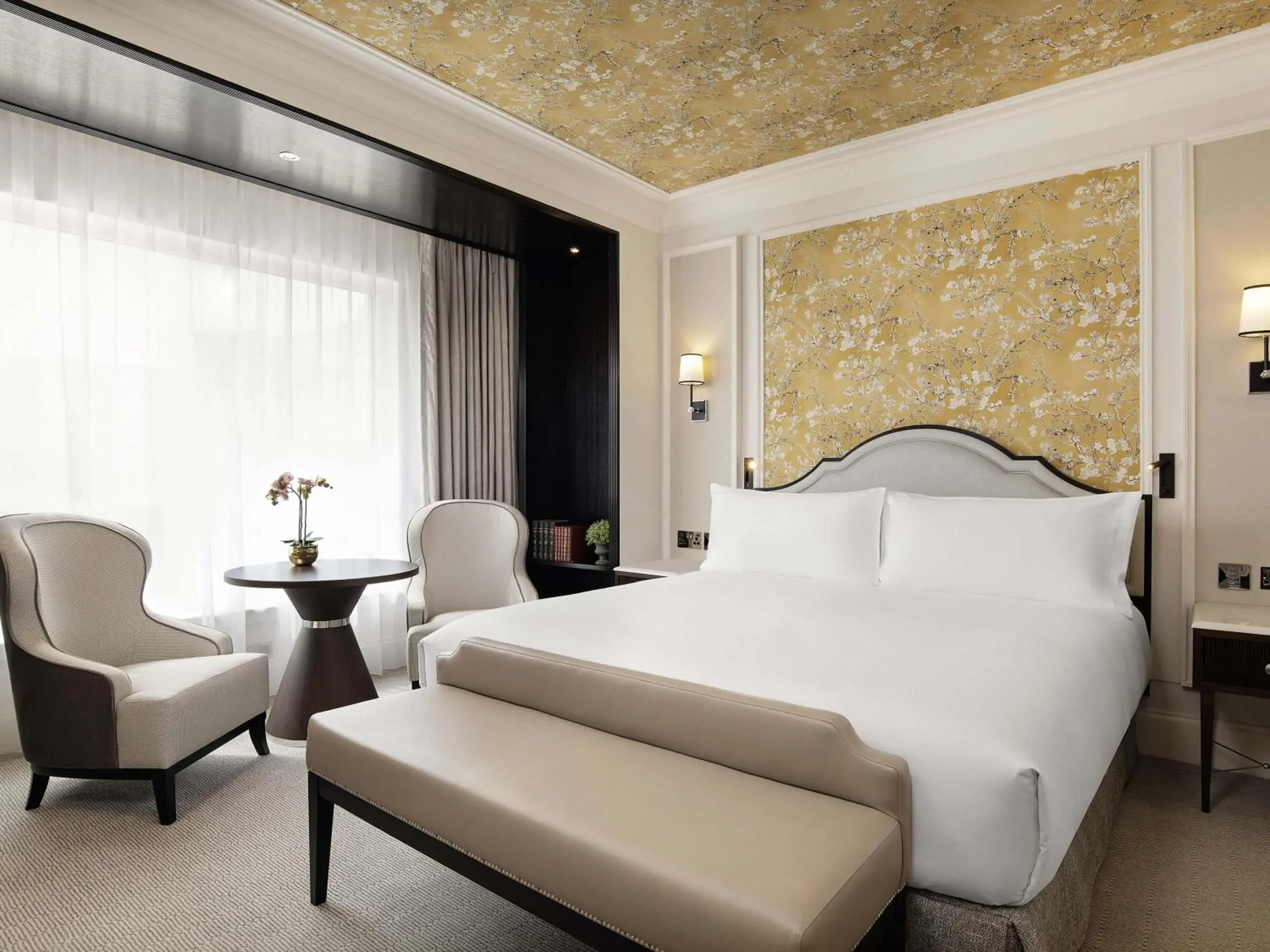 Bedroom, Bed in Fairmont Windsor Park Bedroom, Bed in Fairmont Windsor Park