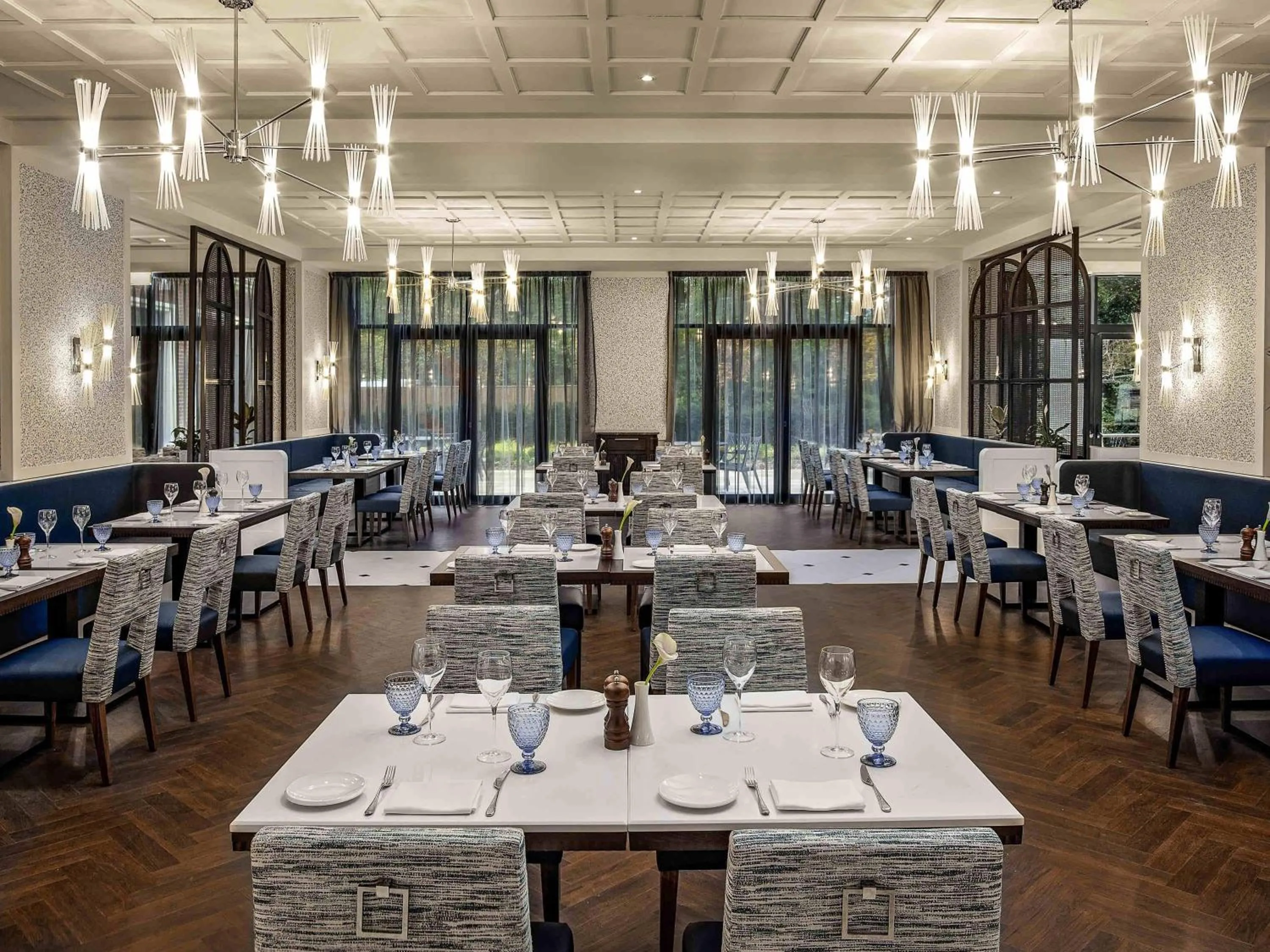 Restaurant/places to eat in Fairmont Windsor Park