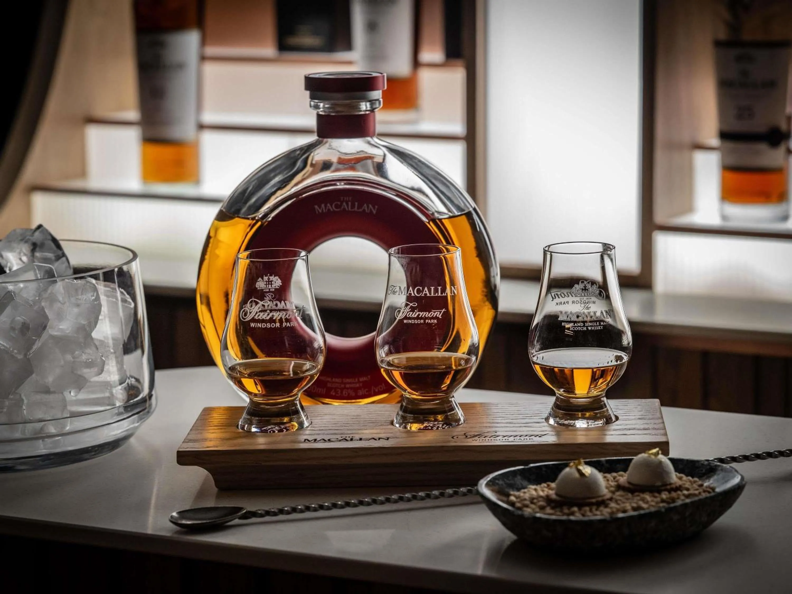 Lounge or bar in Fairmont Windsor Park