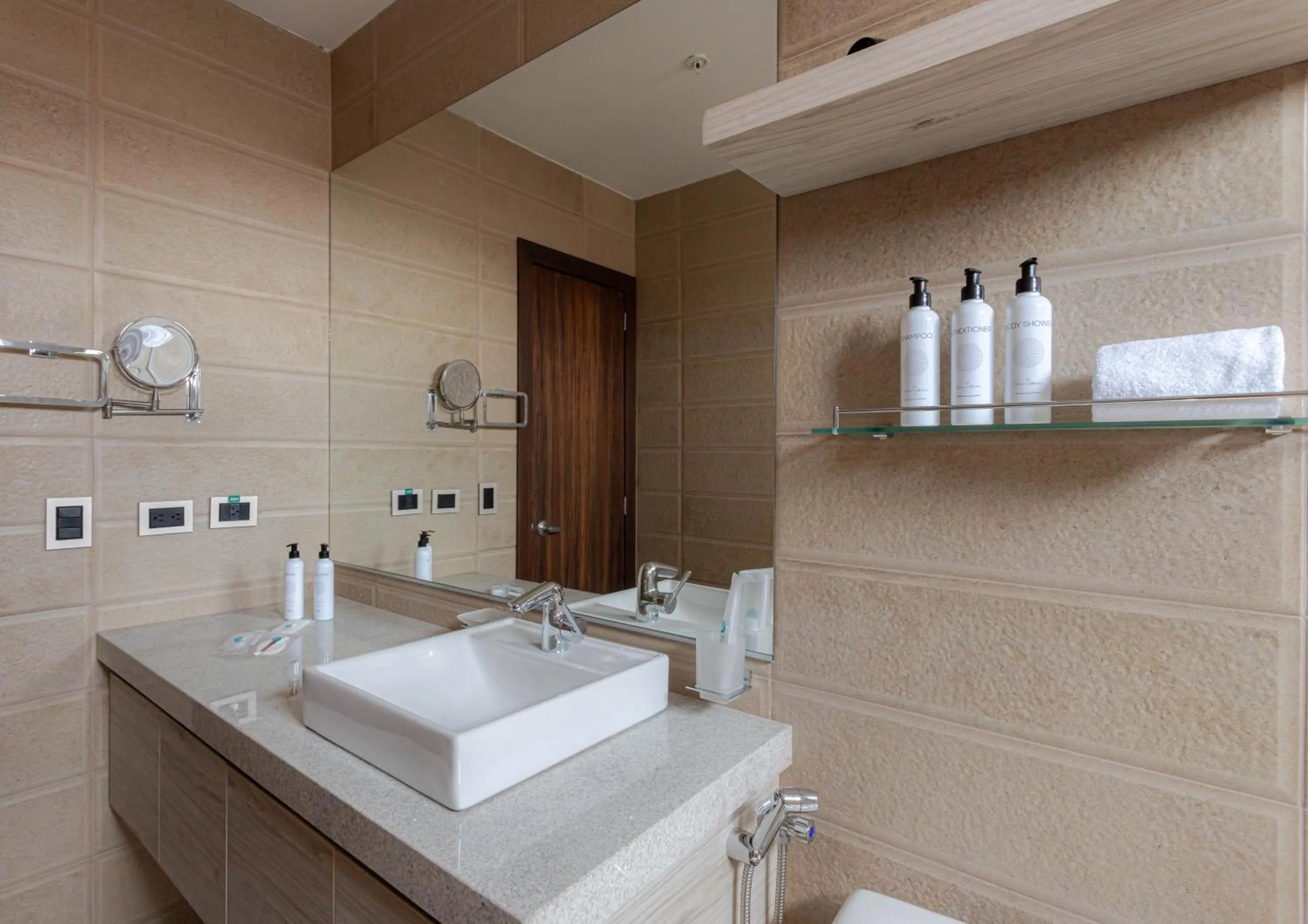 Bathroom in Hotel Puerto Pacifico Guayaquil Airport