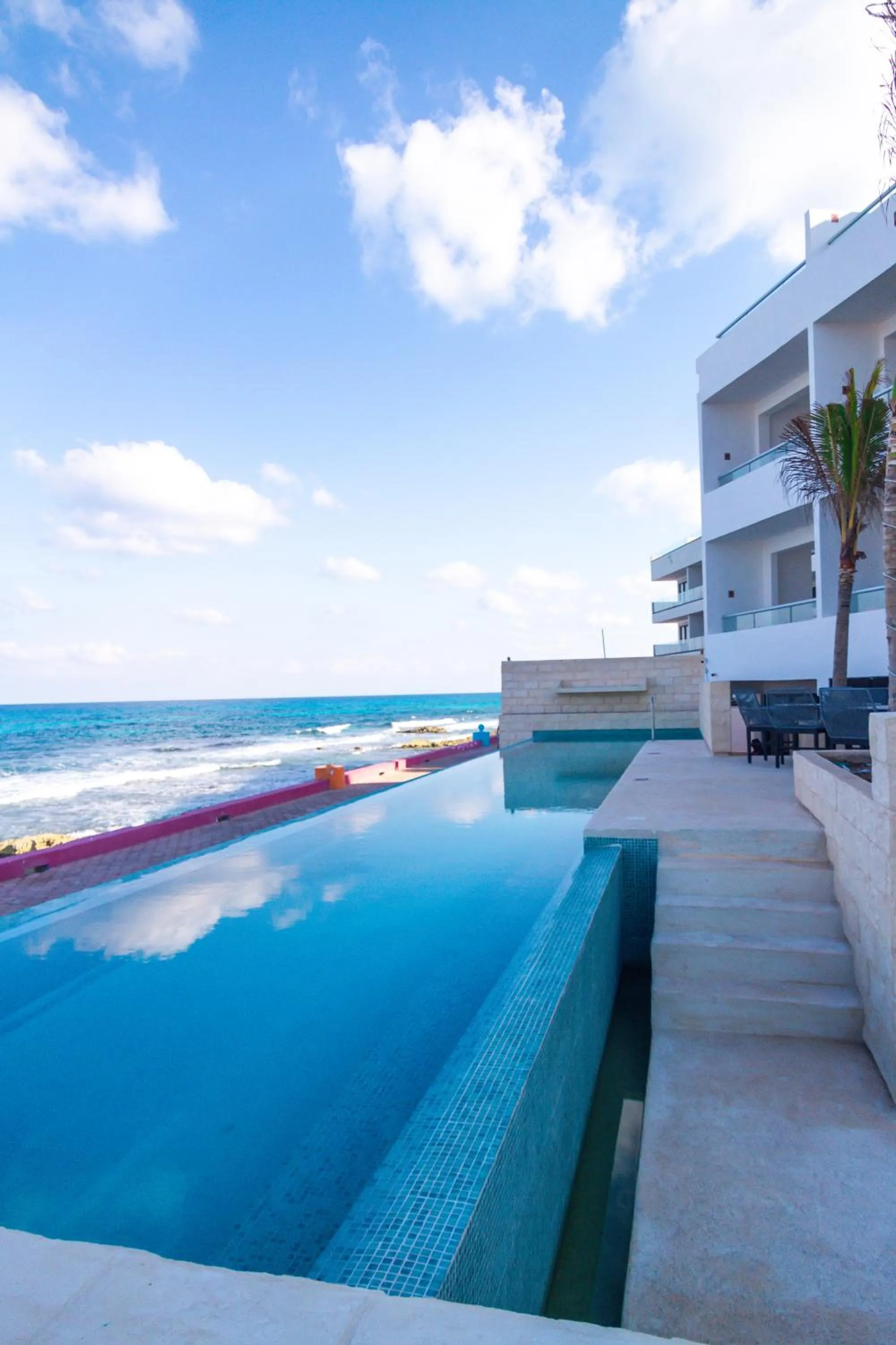 Swimming pool in Ocean Drive Hotel
