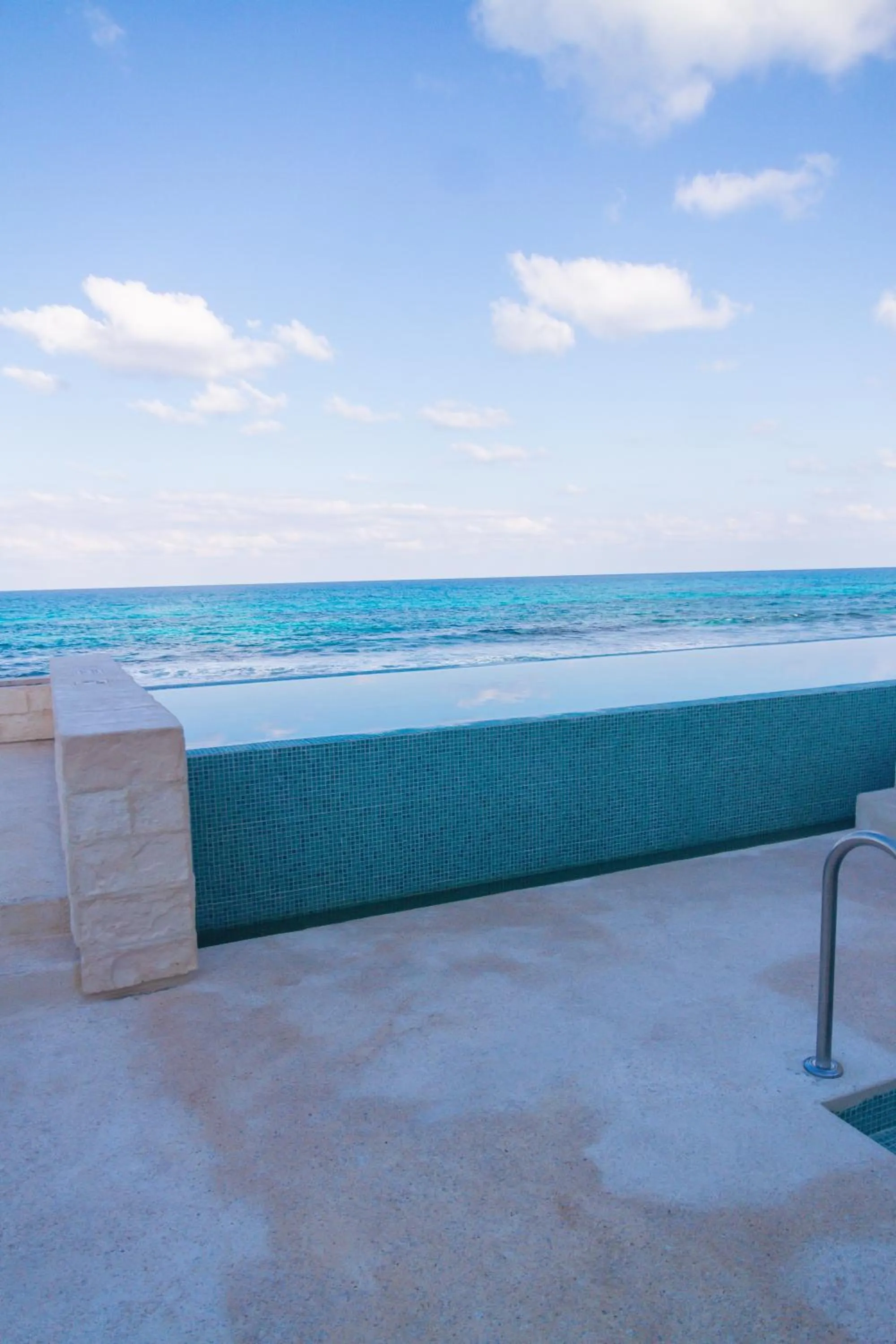 Swimming pool in Ocean Drive Hotel