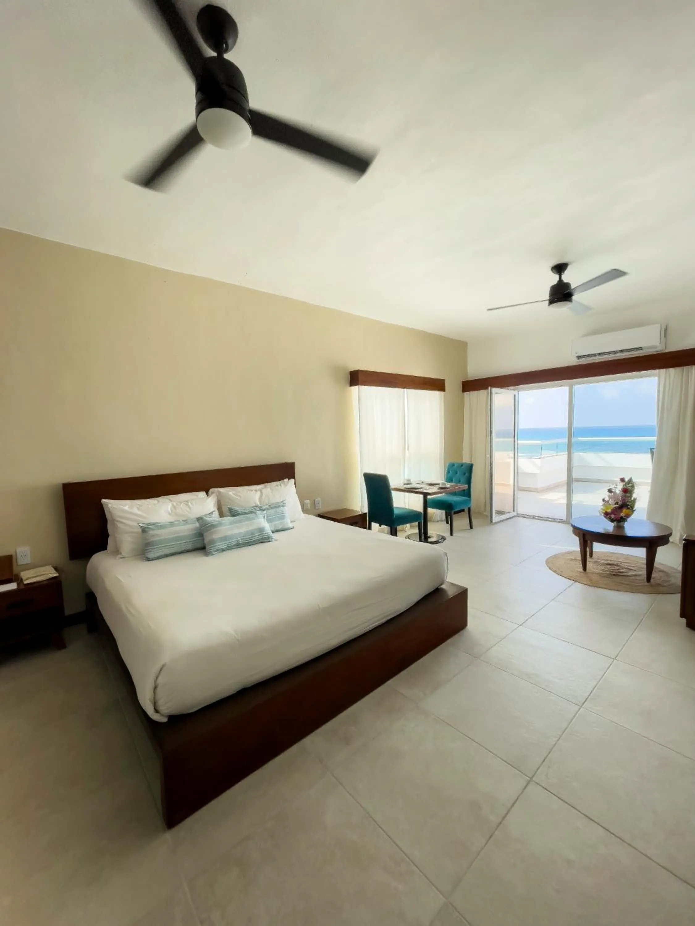 Bedroom, Bed in Ocean Drive Hotel