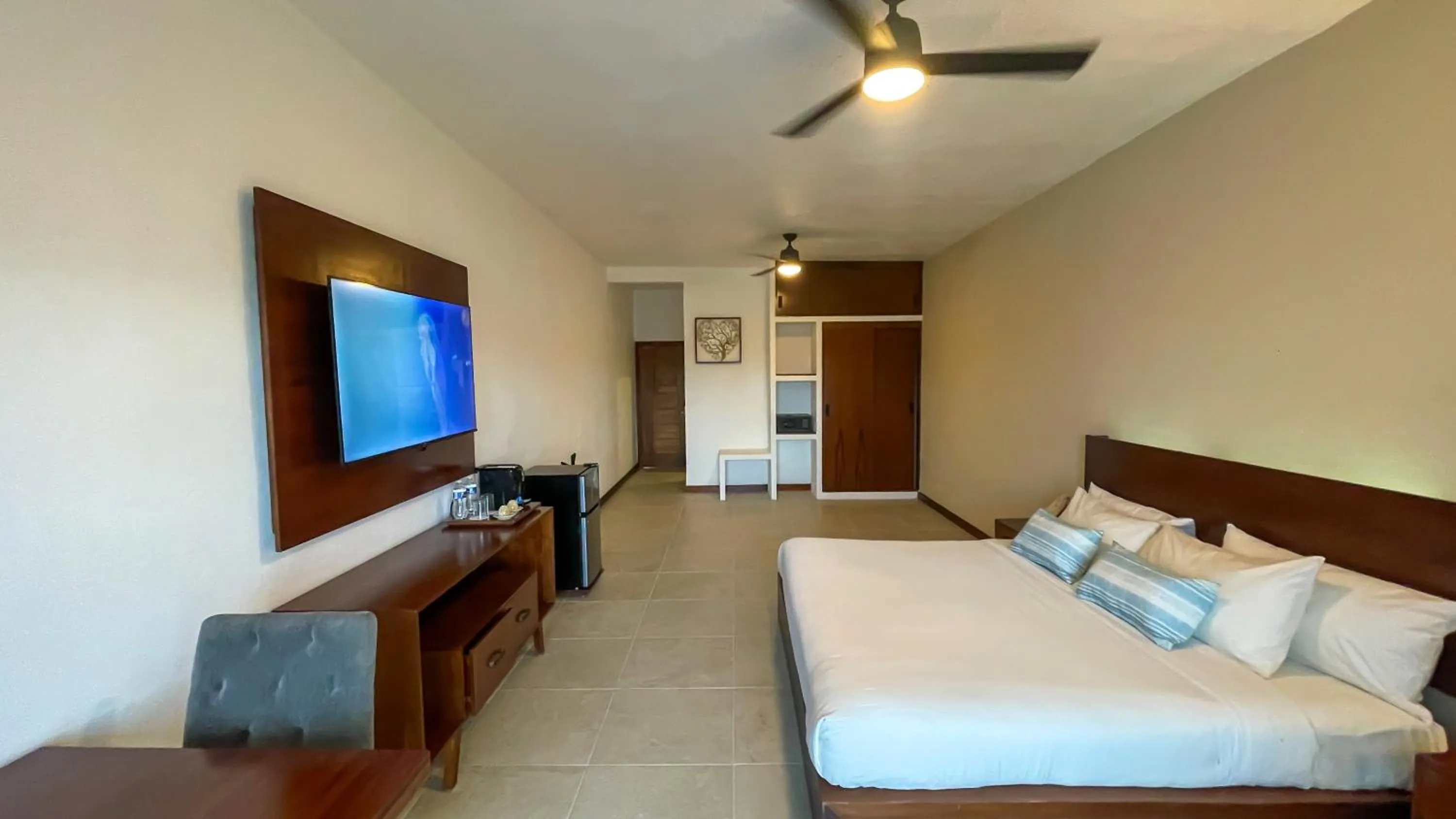 Bedroom, Bed in Ocean Drive Hotel