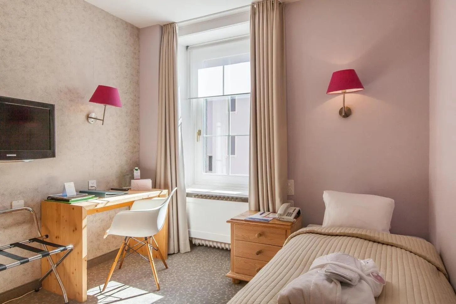 Photo of the whole room, Bed in Hotel Rosatsch