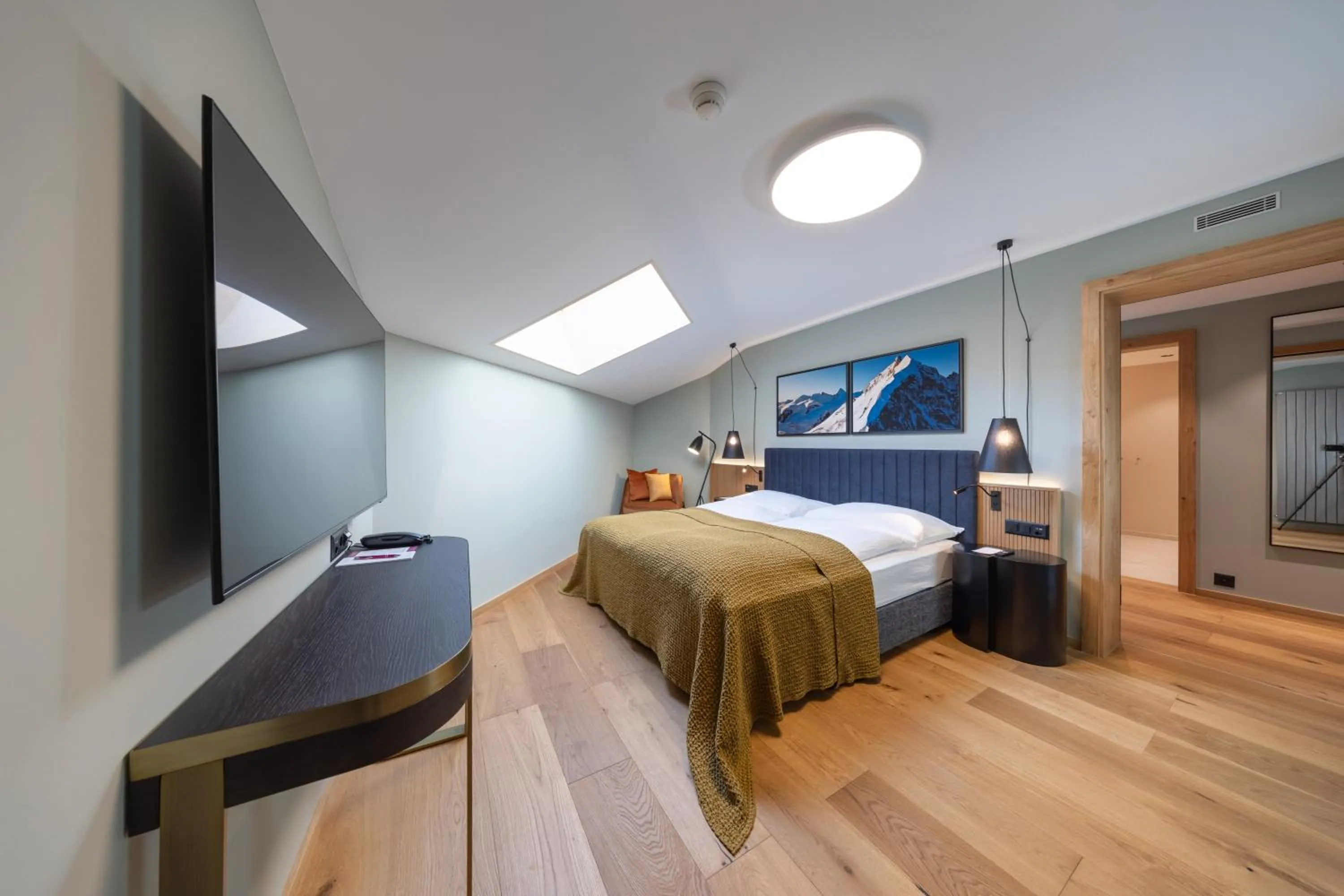 Bedroom, Bed in Hotel Rosatsch