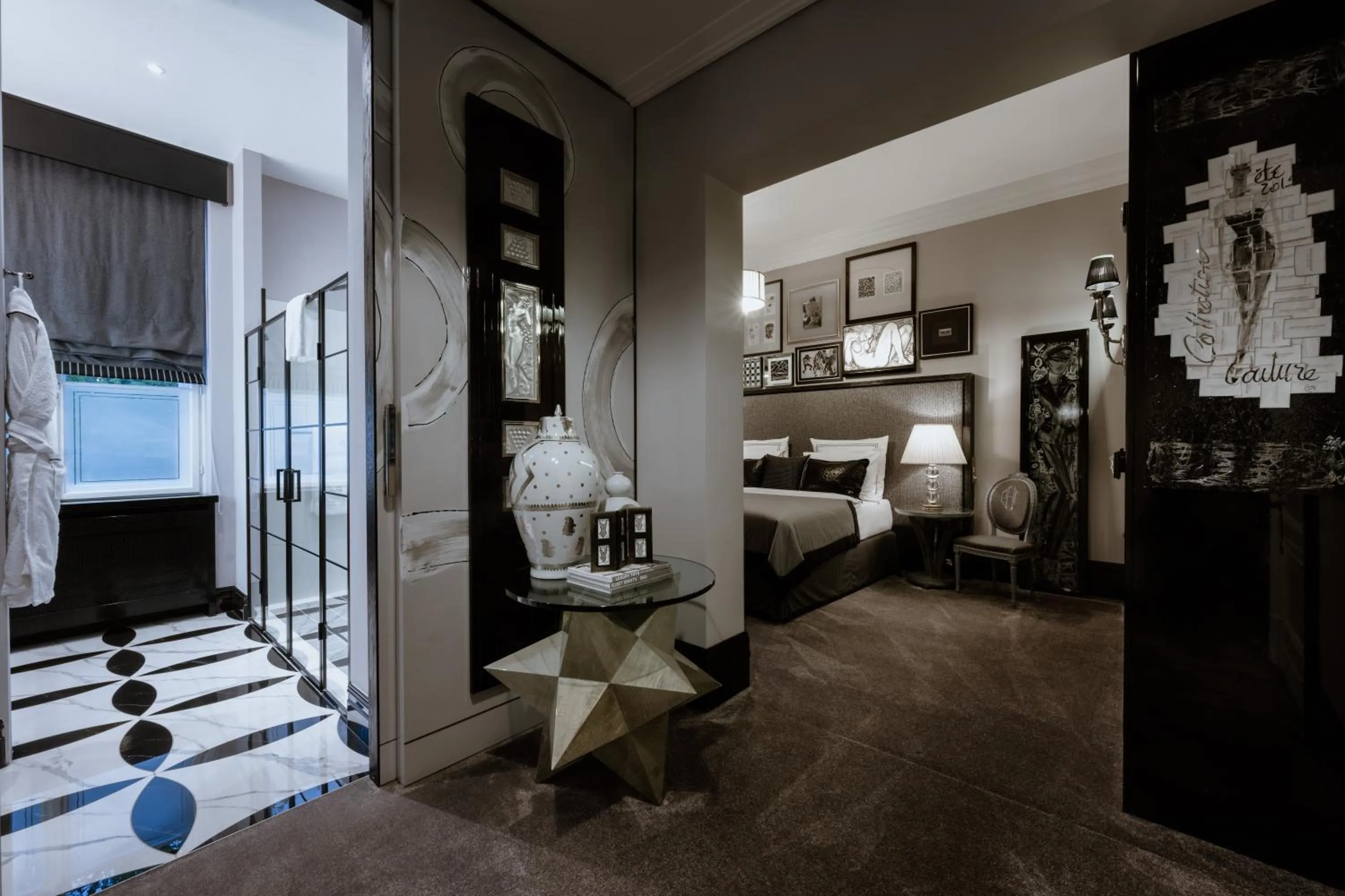 Bathroom, Bed in Schlosshotel Berlin