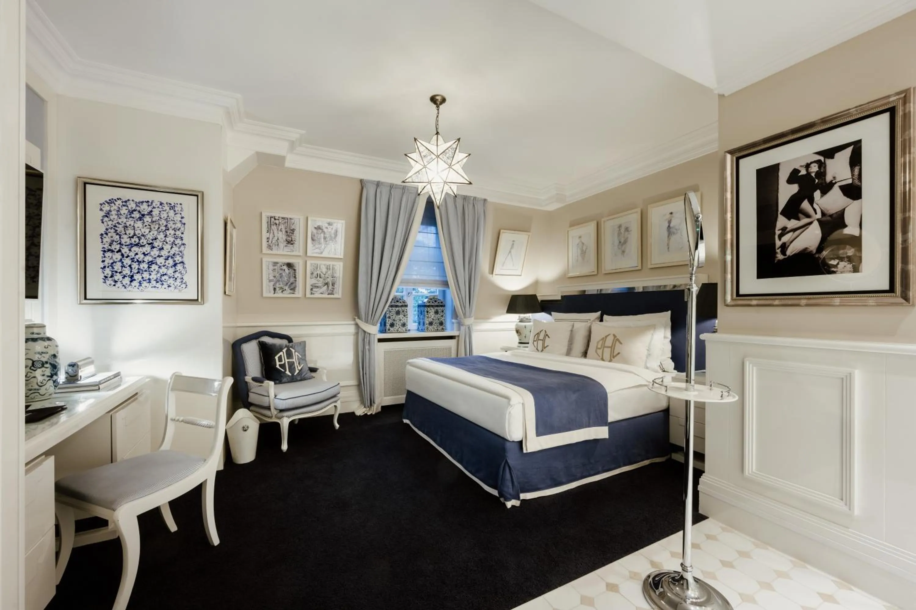 Photo of the whole room, Bed in Schlosshotel Berlin