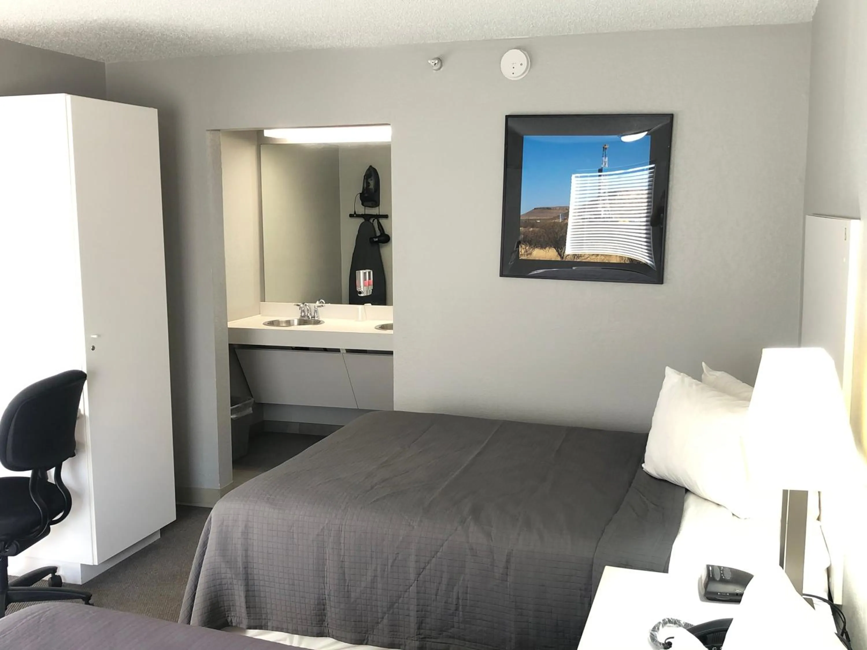 Bed in BestWay Inn Oklahoma City Airport