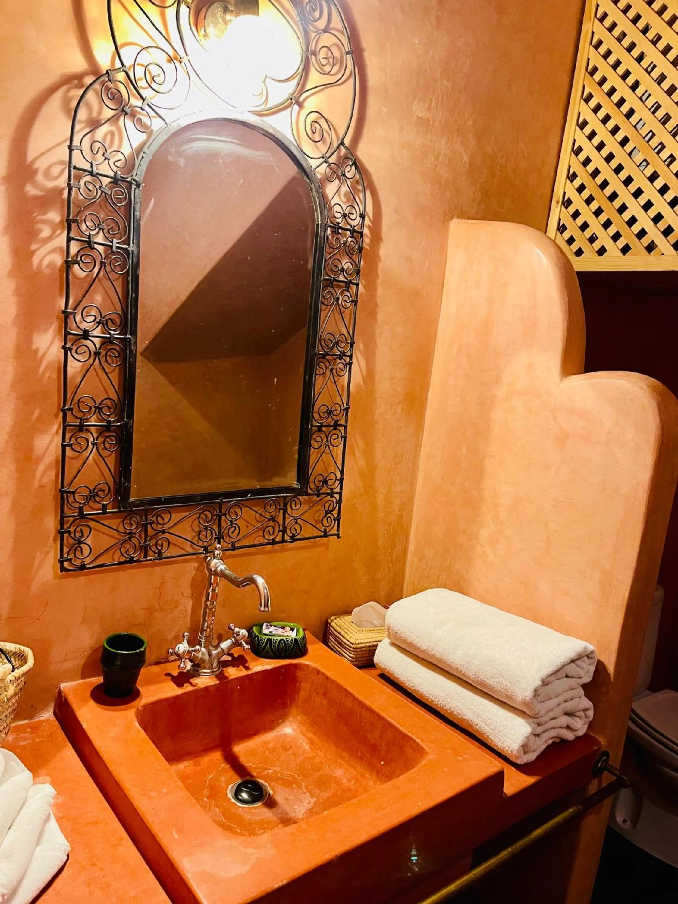 Bathroom in Riad Zarka By La Siredrah