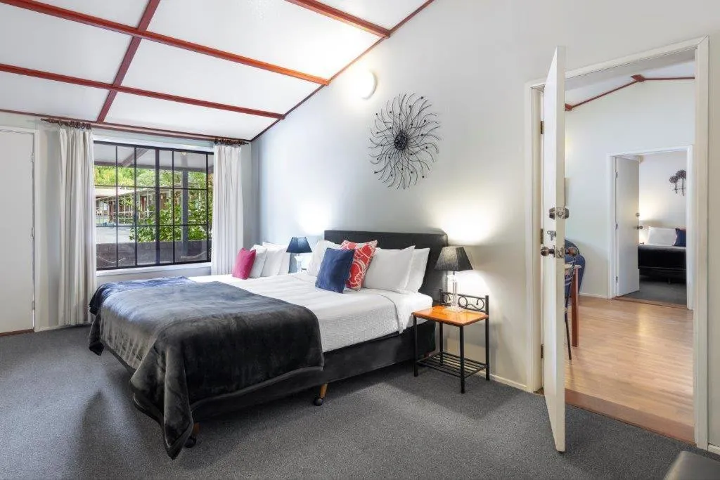 Bed in Dartmouth Motor Inn