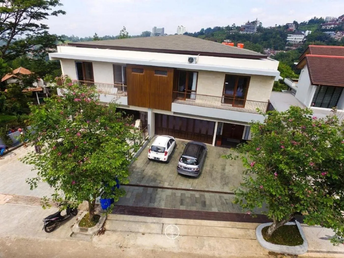 Parking in Asmaya Hill View Villa 7 bedrooms with a private swimming pool and billiard table