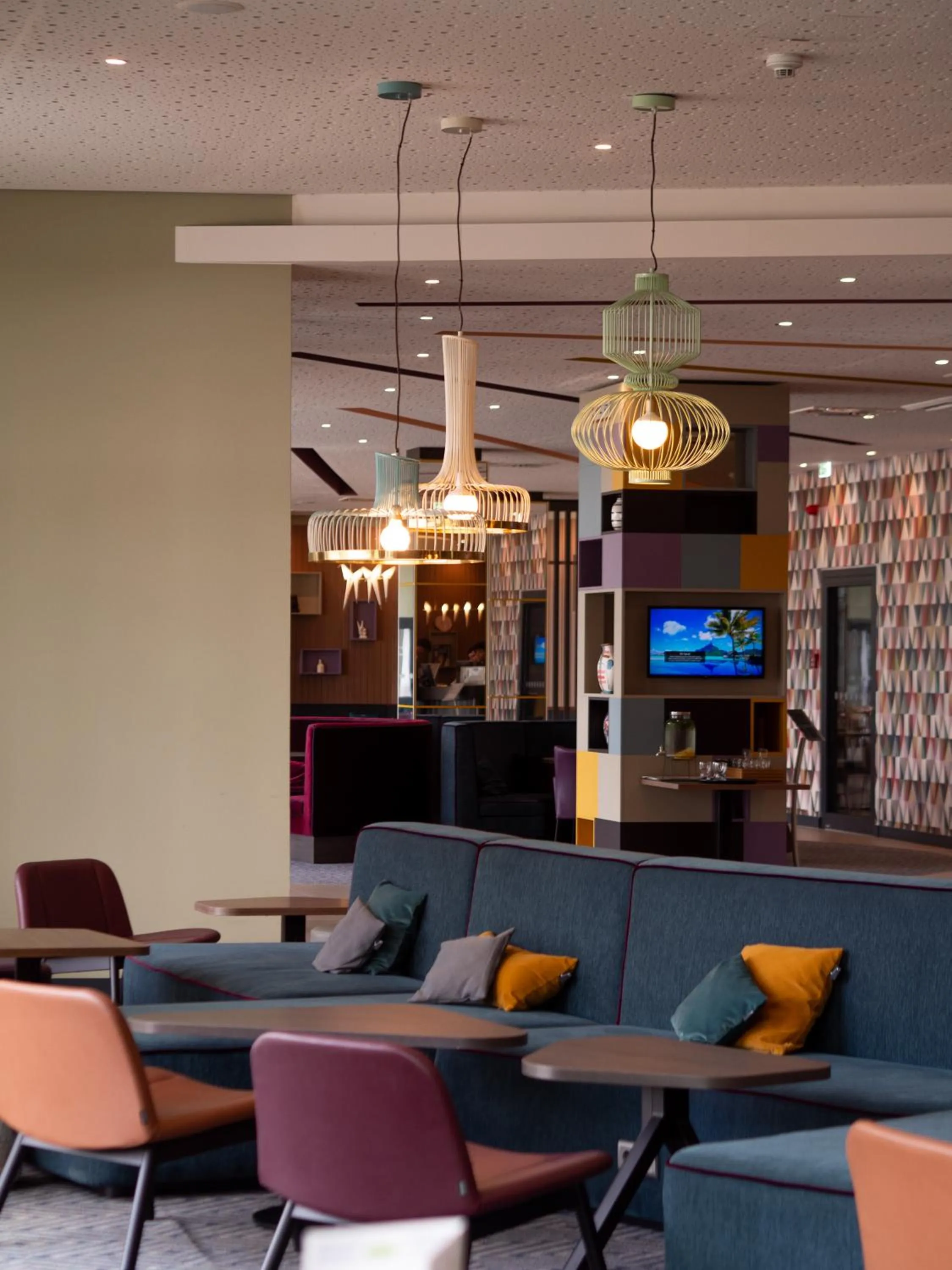 Communal lounge/ TV room in Hampton by Hilton Munich Airport South