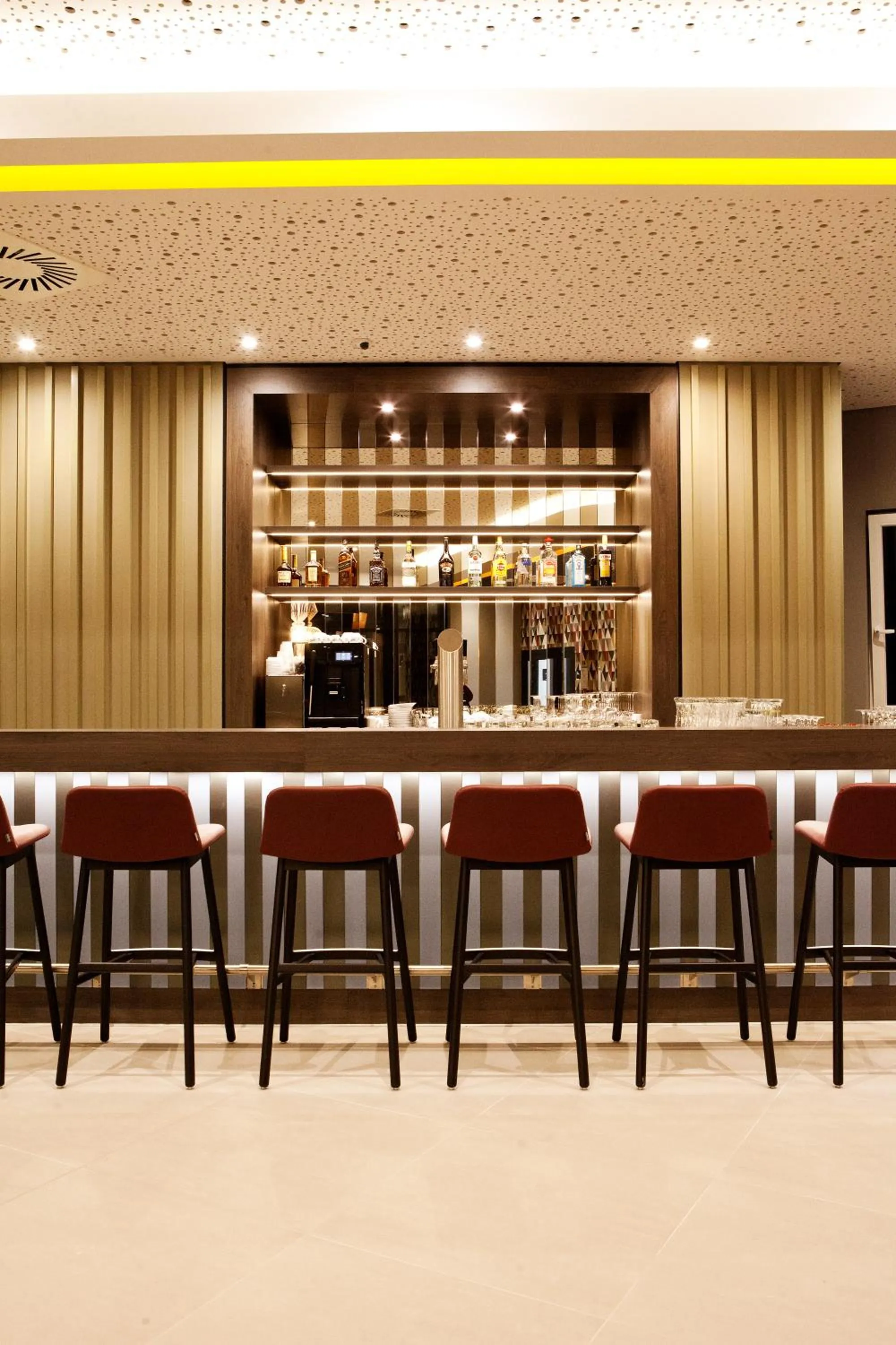 Lounge or bar in Hampton by Hilton Munich Airport South