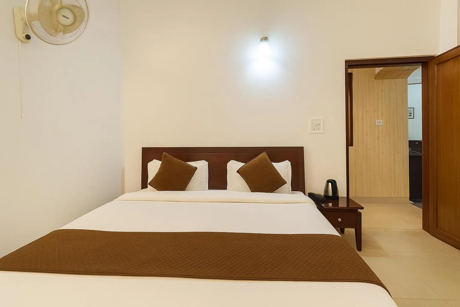 Bed in Hotel Sunny Cot - Free Mall Shuttle and Parking