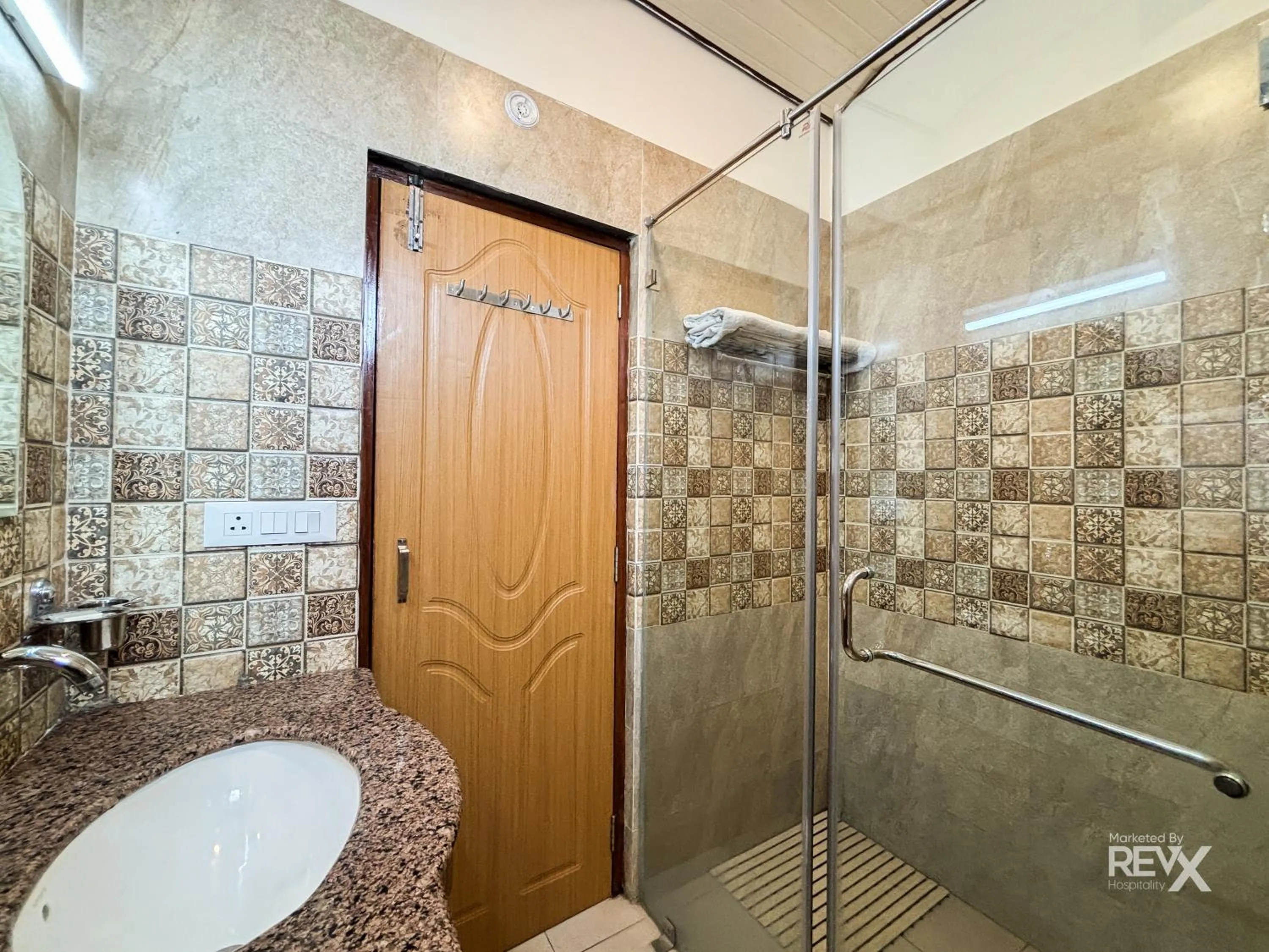 Bathroom in Hotel Sunny Cot - Free Mall Shuttle and Parking