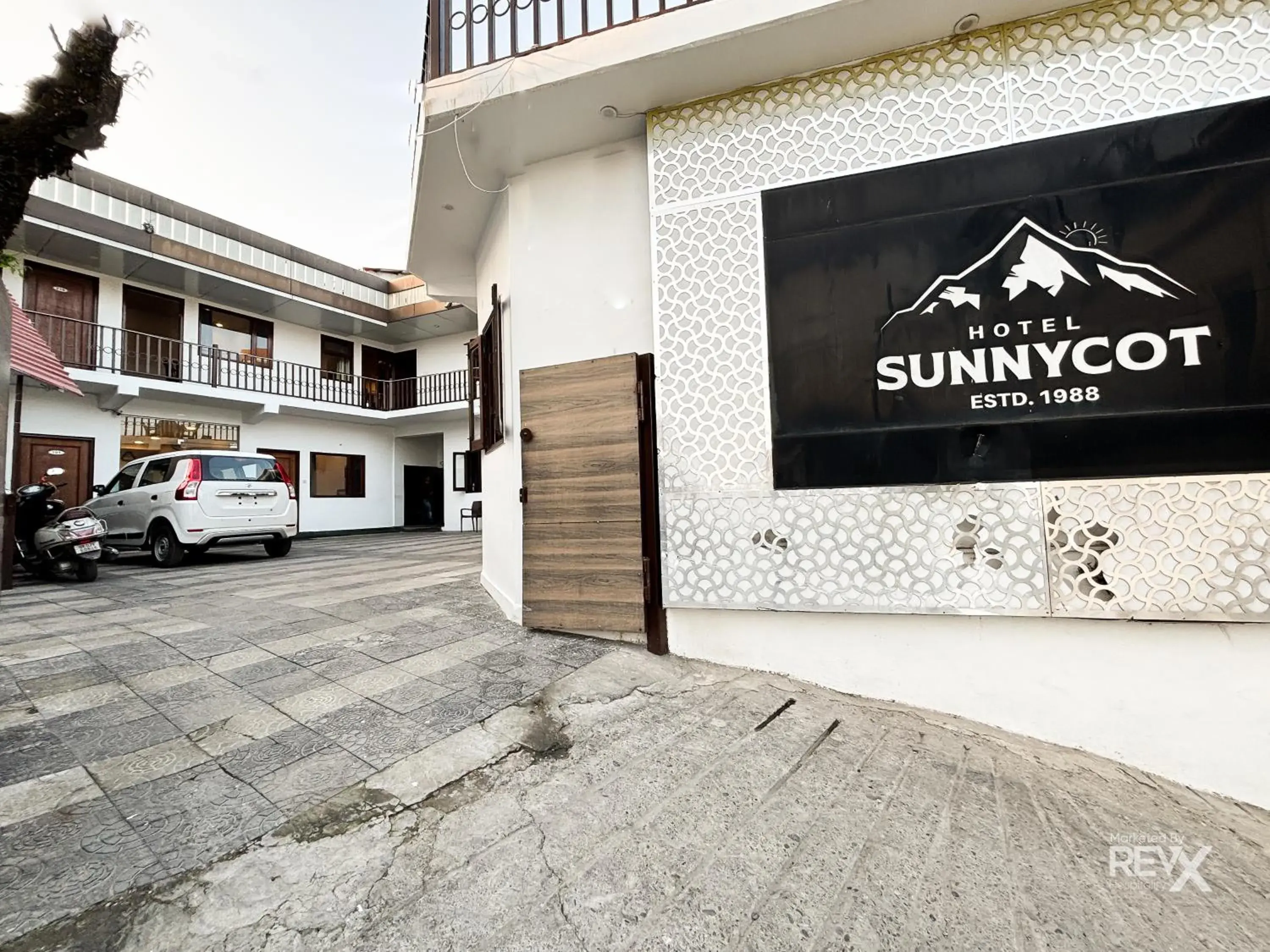 Property building in Hotel Sunny Cot - Free Mall Shuttle and Parking Property building in Hotel Sunny Cot - Free Mall Shuttle and Parking