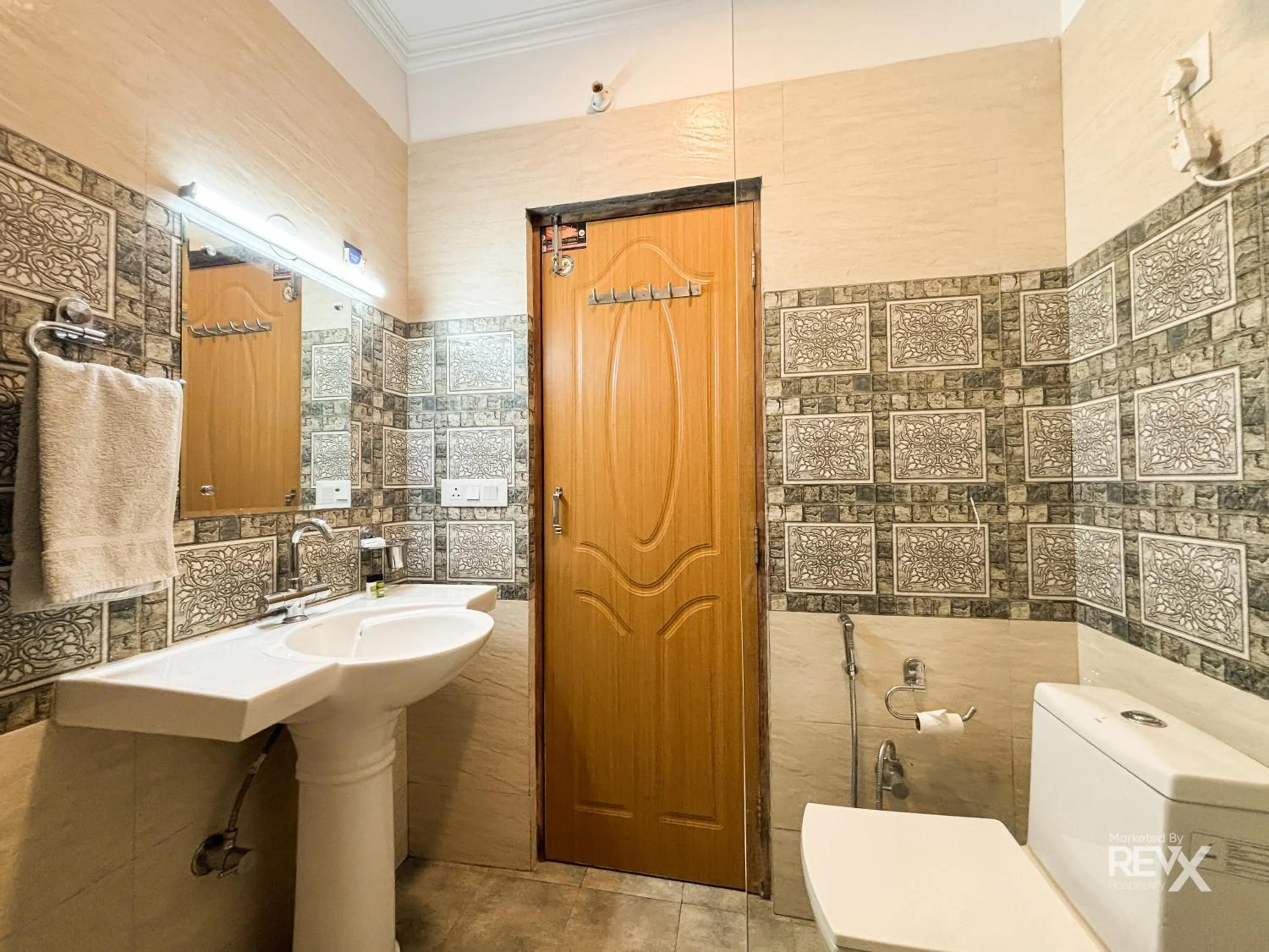 Bathroom in Hotel Sunny Cot - Free Mall Shuttle and Parking