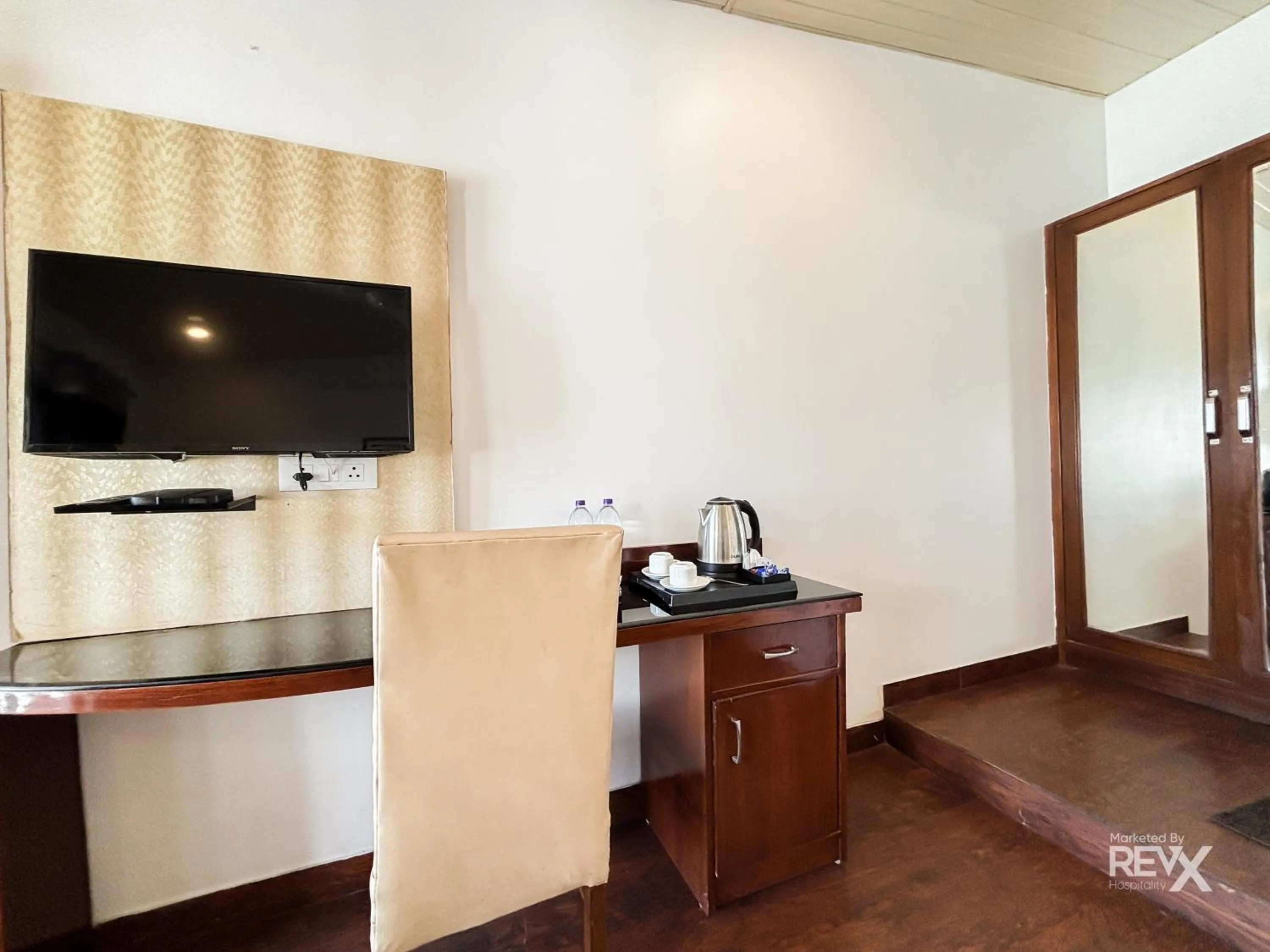 TV and multimedia in Hotel Sunny Cot - Free Mall Shuttle and Parking