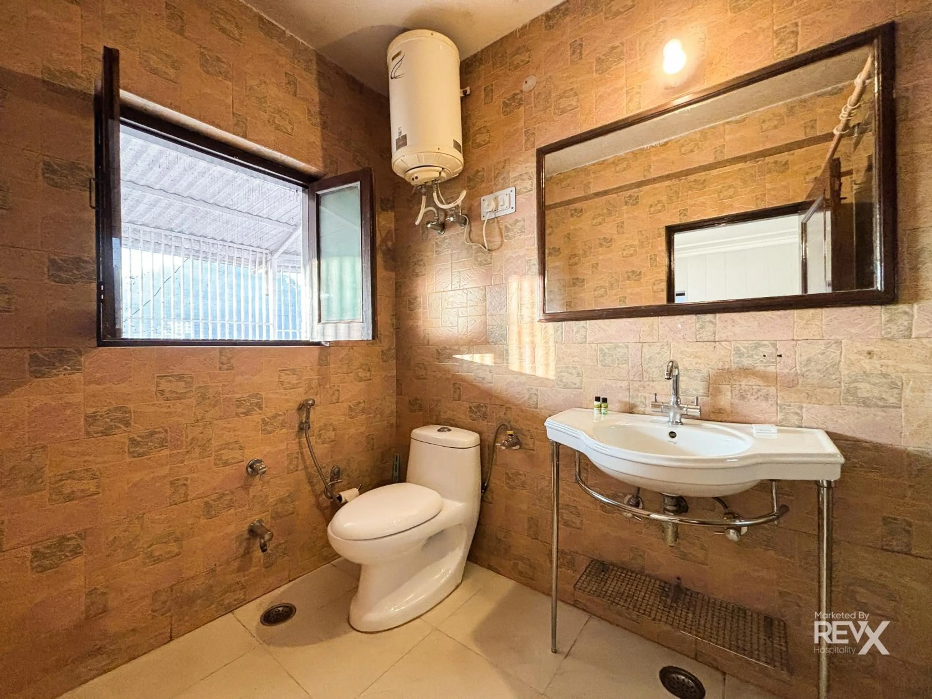 Bathroom in Hotel Sunny Cot - Free Mall Shuttle and Parking