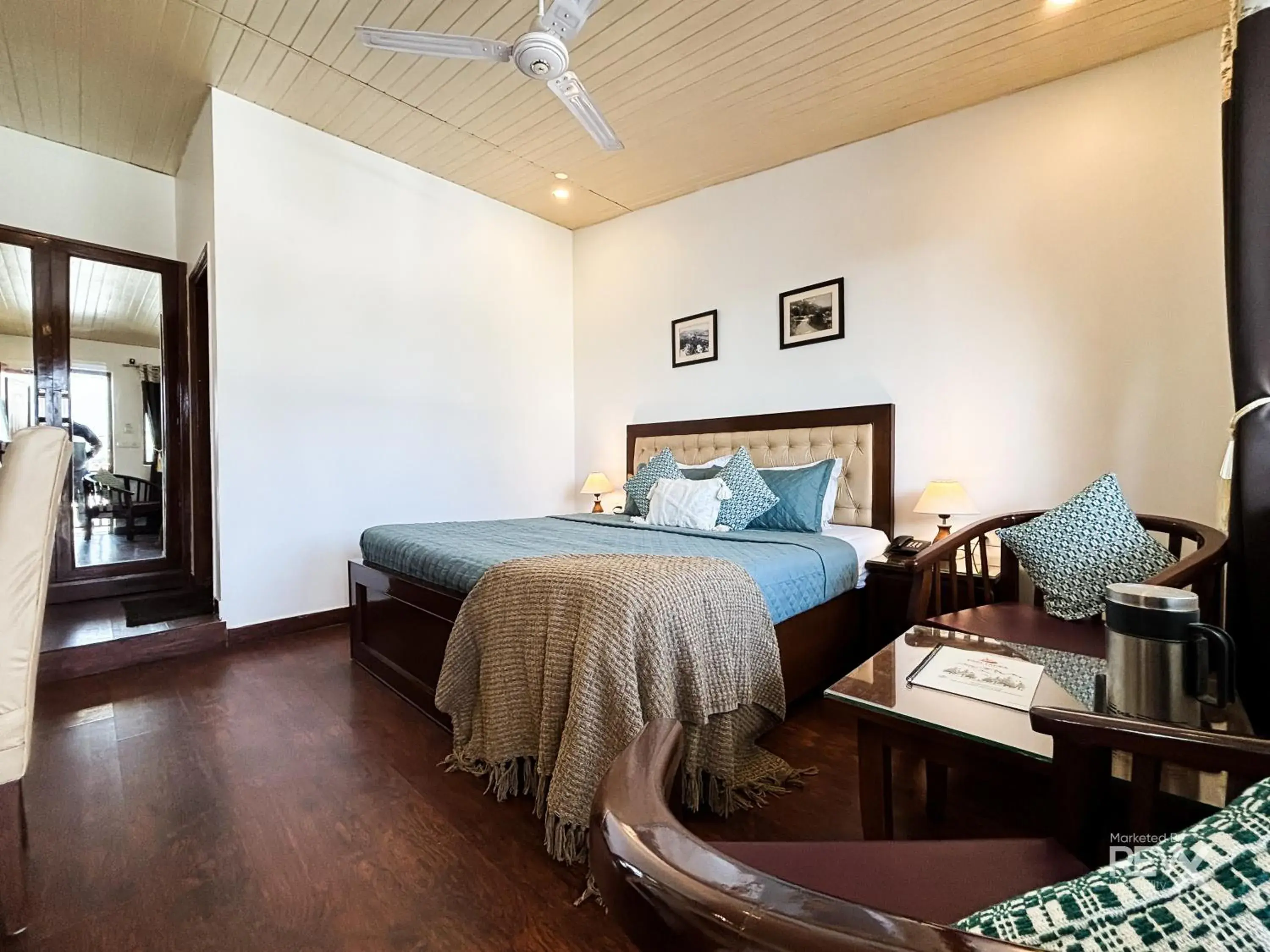 Bed in Hotel Sunny Cot - Free Mall Shuttle and Parking Bed in Hotel Sunny Cot - Free Mall Shuttle and Parking