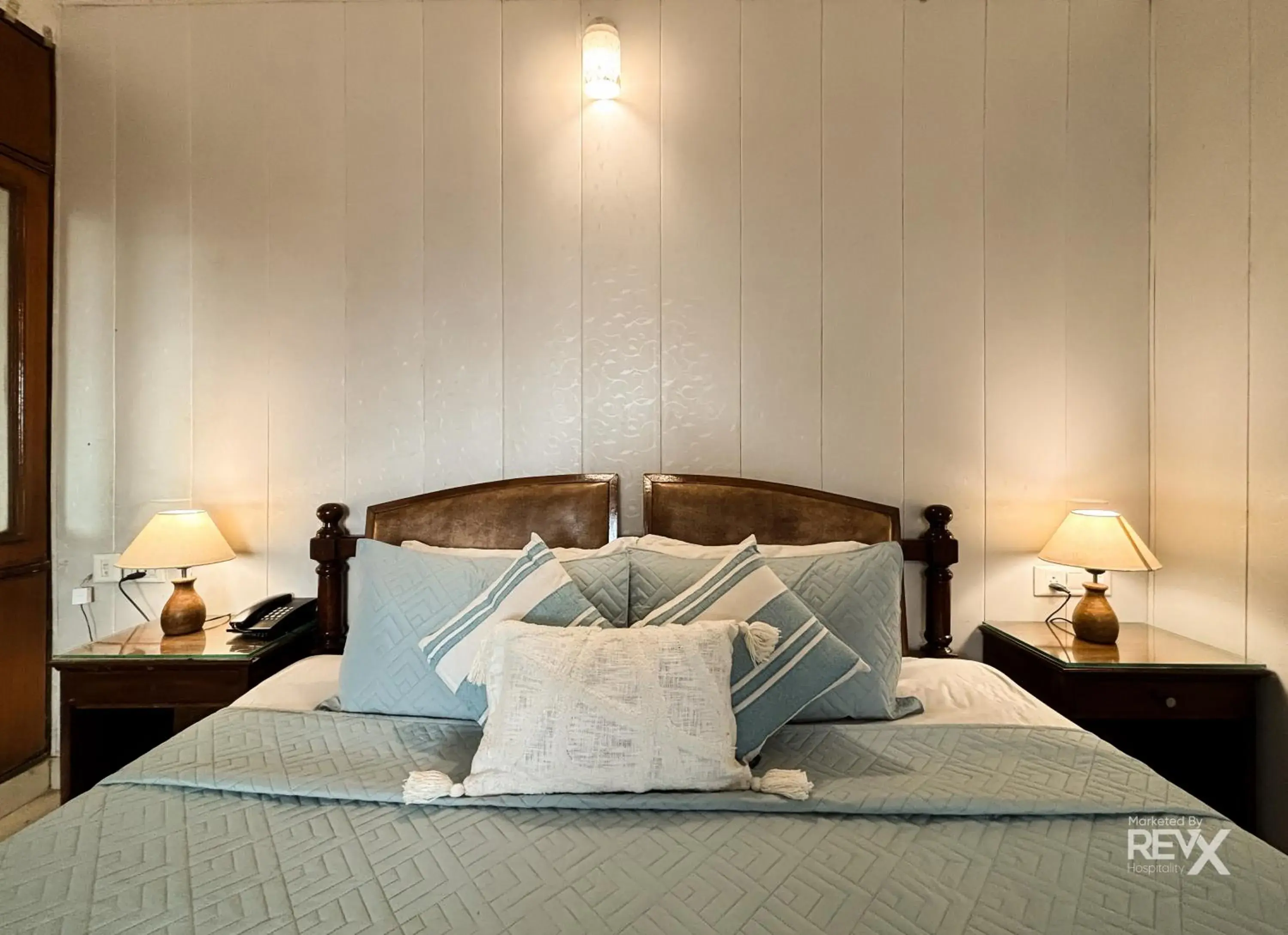 Bed in Hotel Sunny Cot - Free Mall Shuttle and Parking Bed in Hotel Sunny Cot - Free Mall Shuttle and Parking